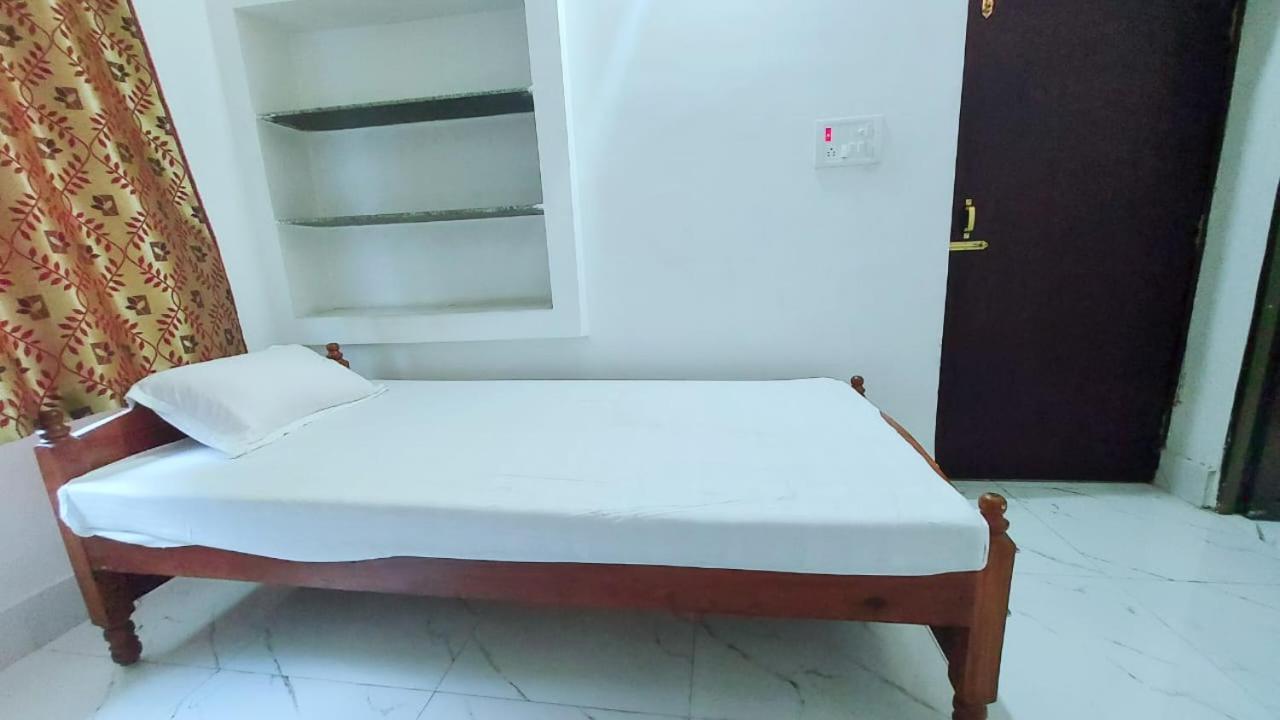 Double or Twin Room with Shared Bathroom photo 3