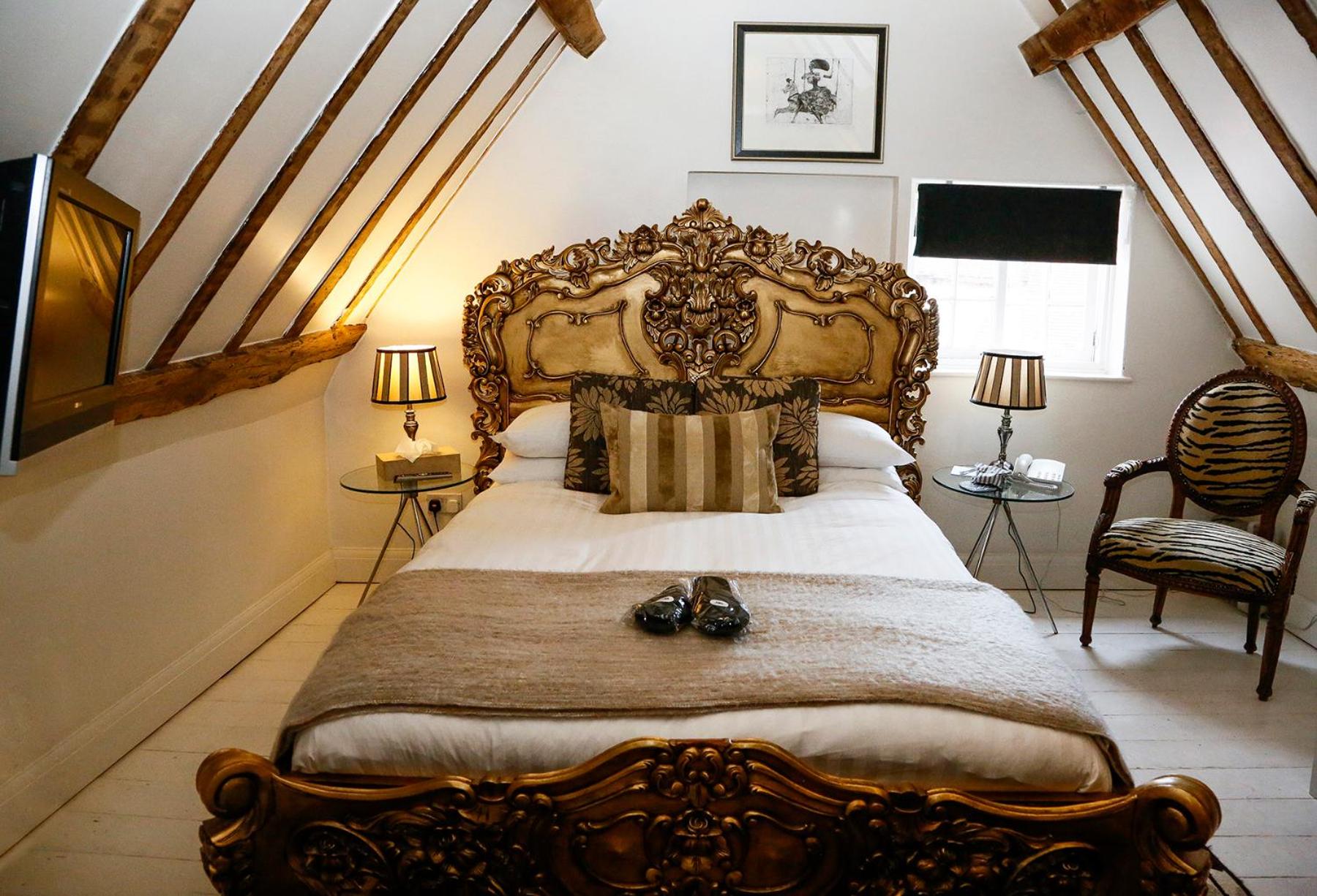 Standard Double Room - Photo 11