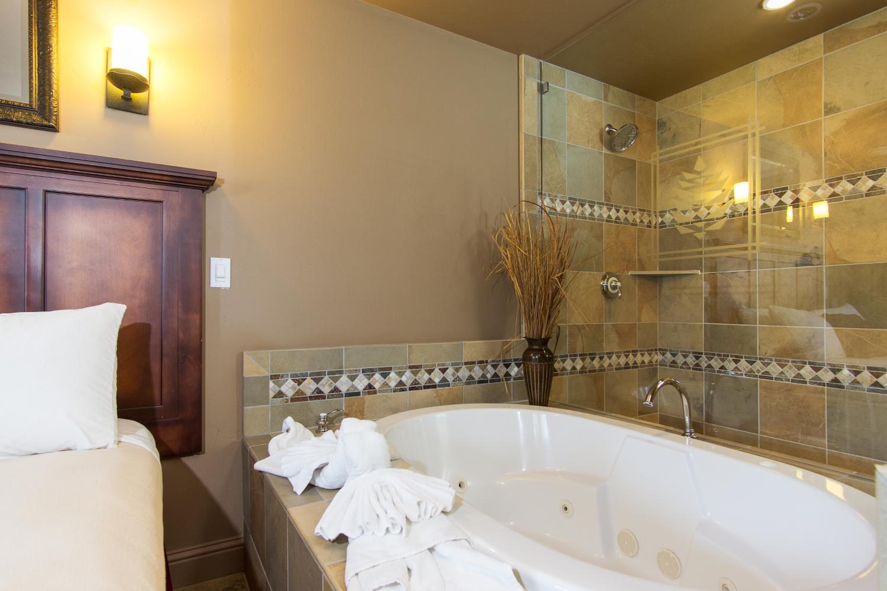 King Room with Spa Bath - Photo 2
