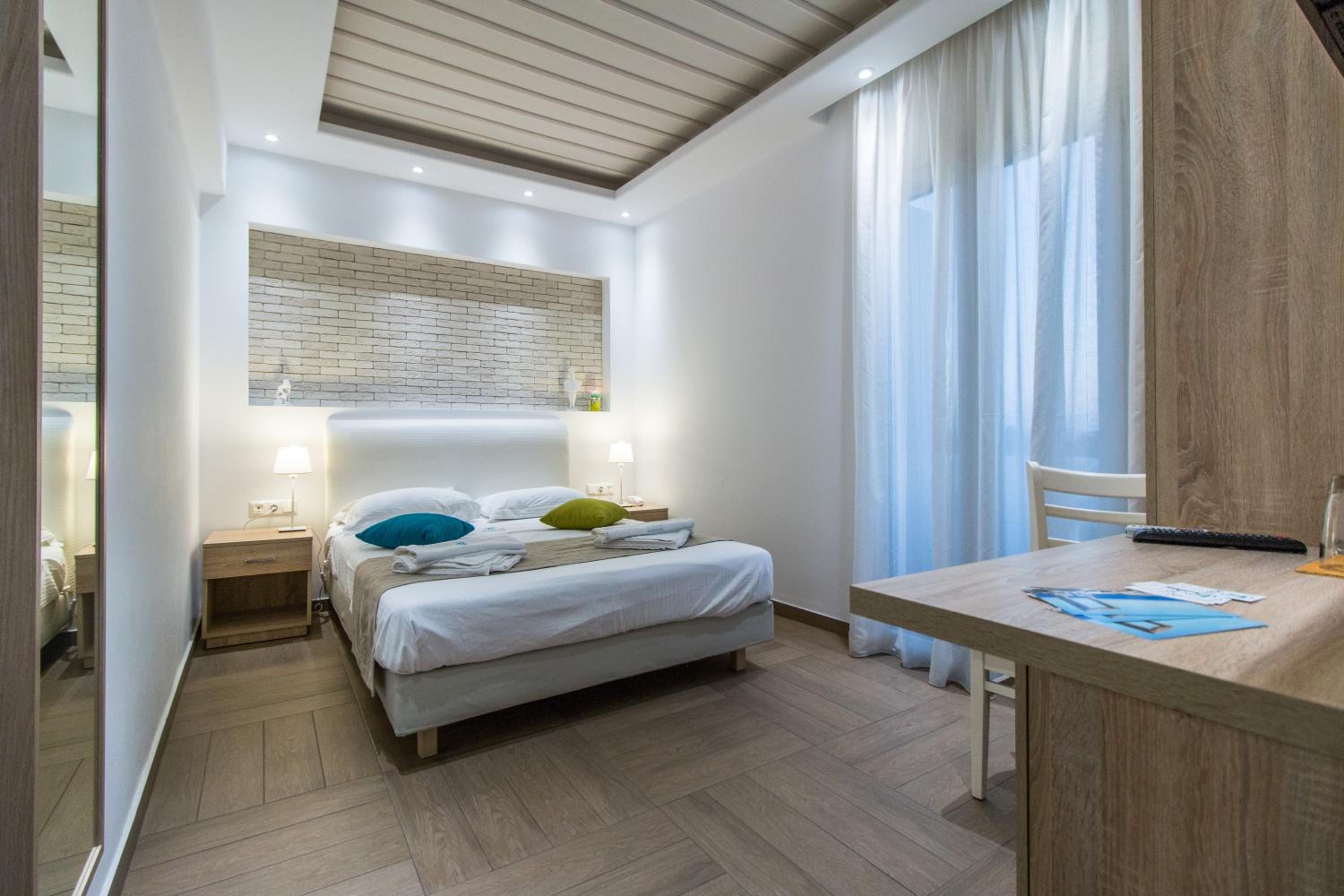 Deluxe Double Room - Photo 11