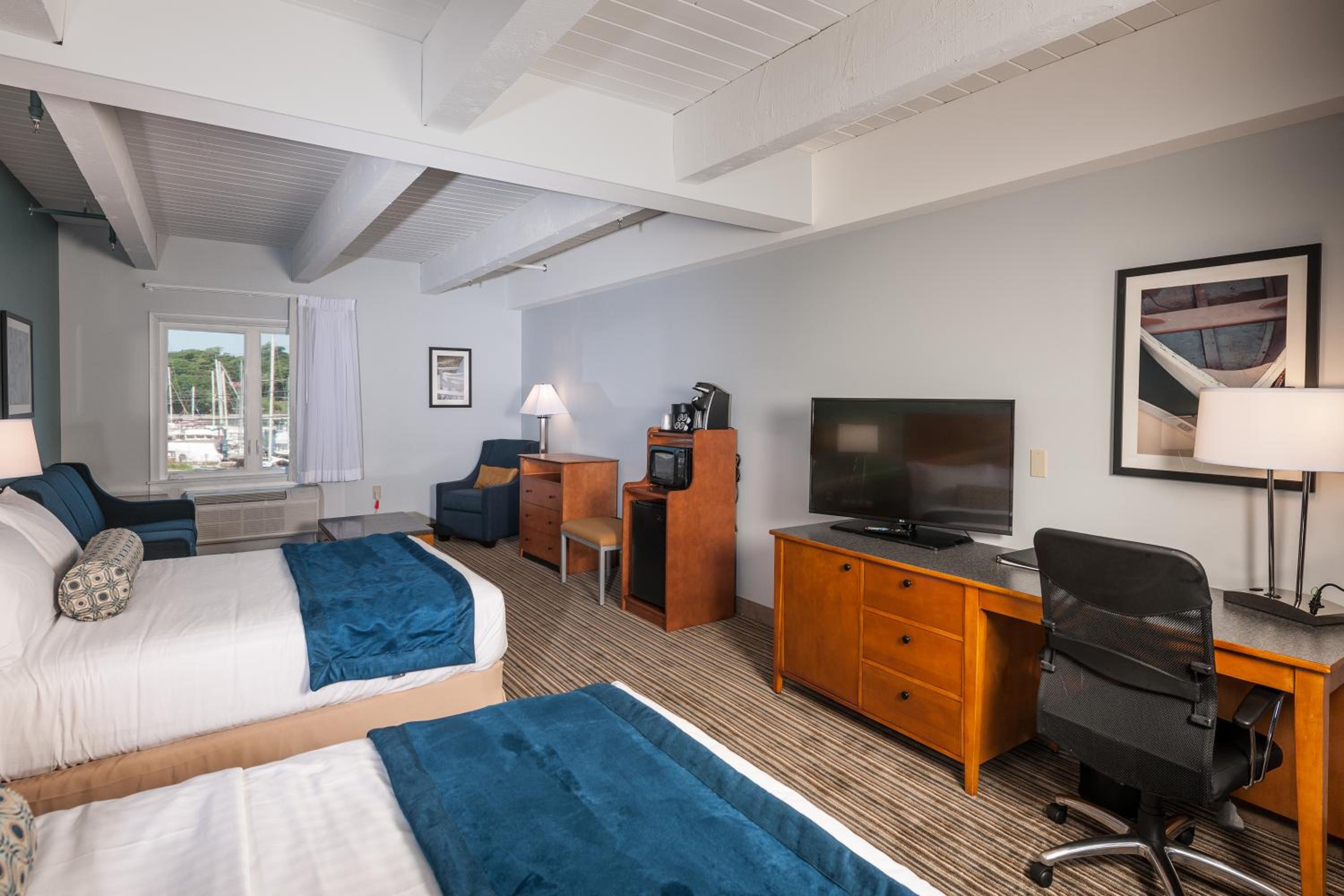 Queen Room With Two Queen Beds With Harbor View photo 1