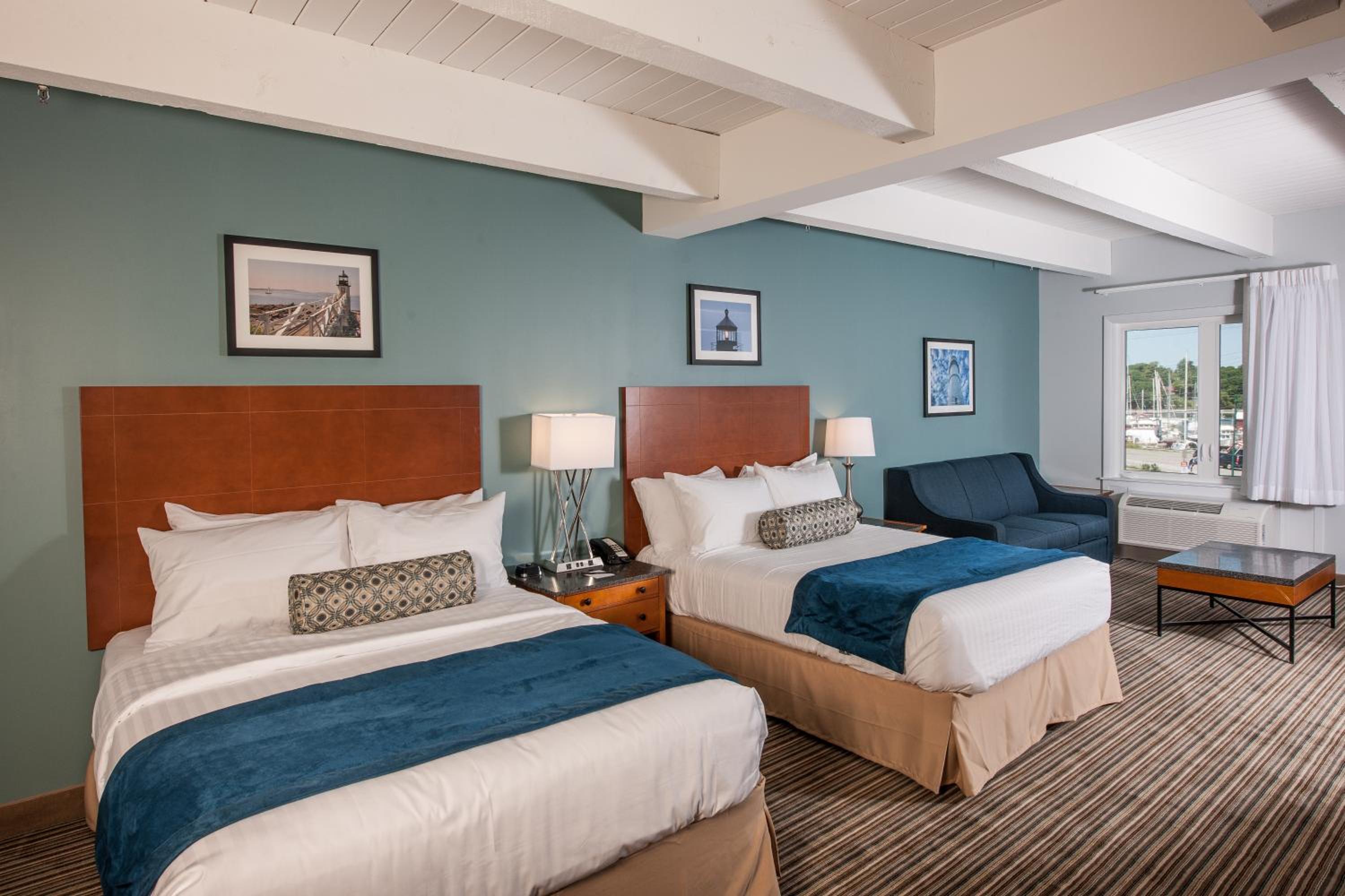 Queen Room With Two Queen Beds With Harbor View photo 3