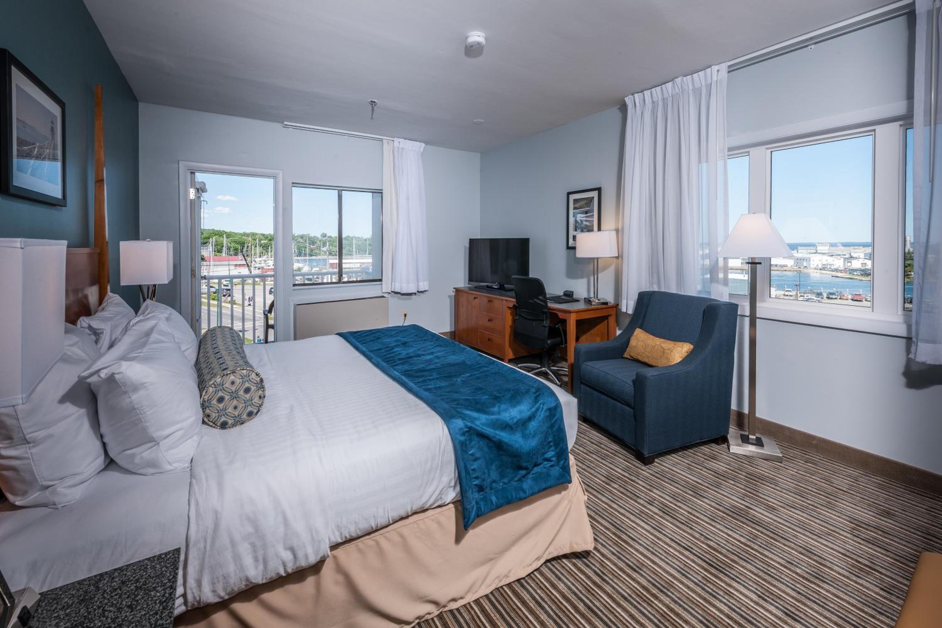 King Room With Harbor View - Accessible photo 2