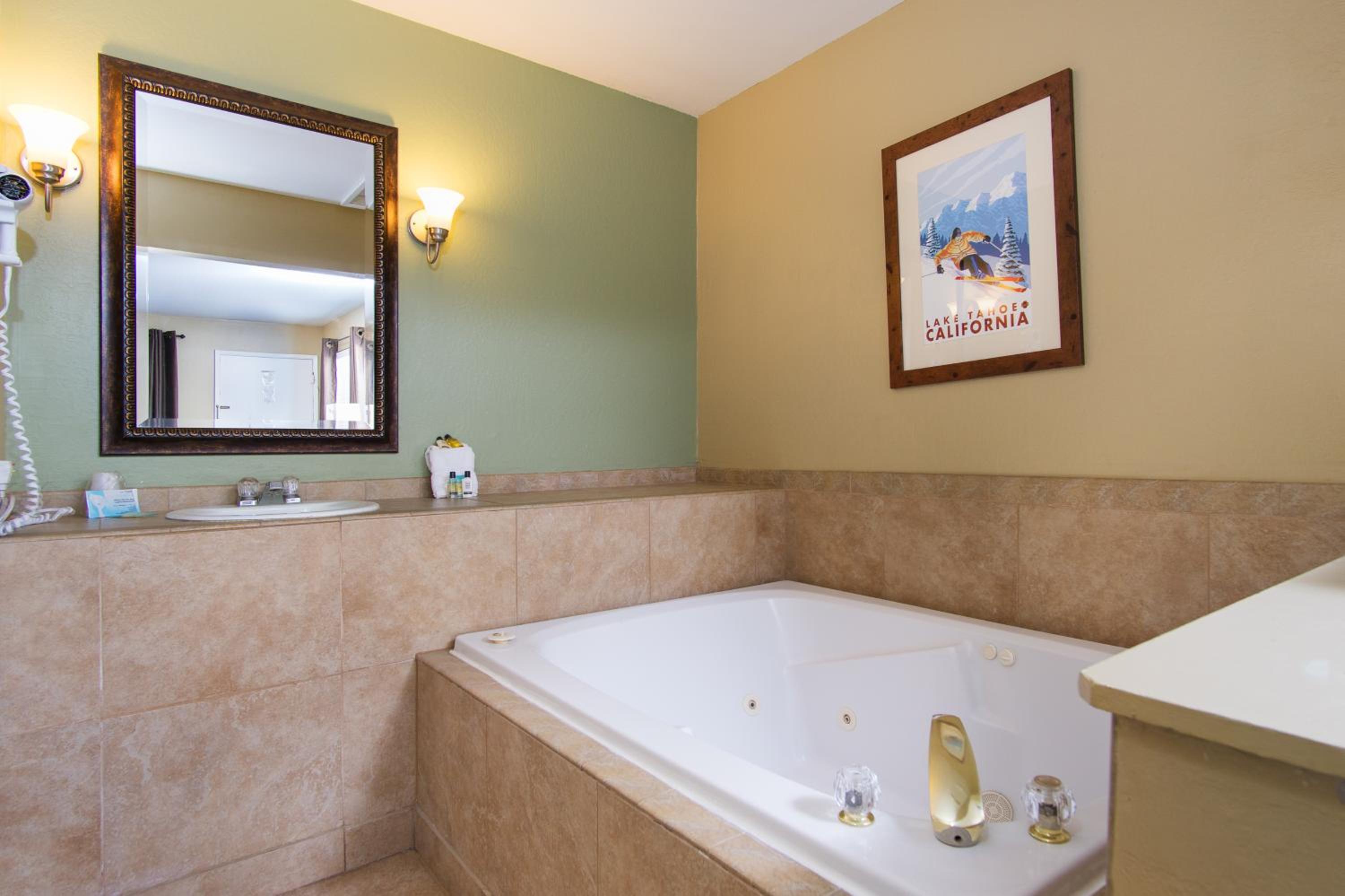 Deluxe King Suite with Spa Bath - Photo 3