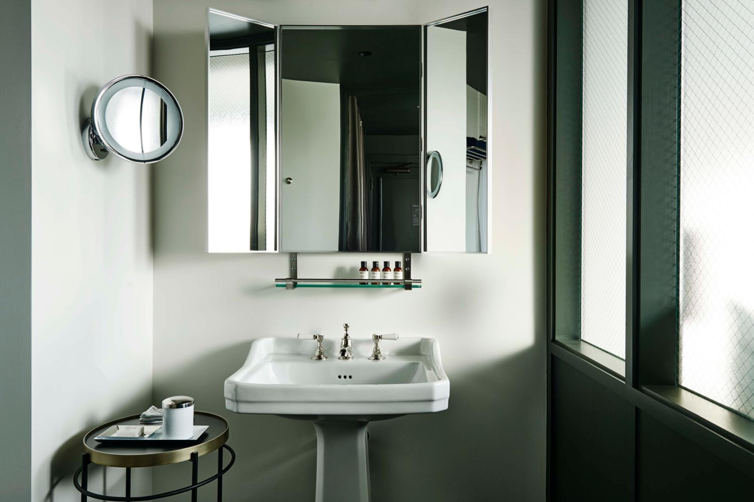 Mobility/Hearing Accessible Urban King, Roll in Shower (302)