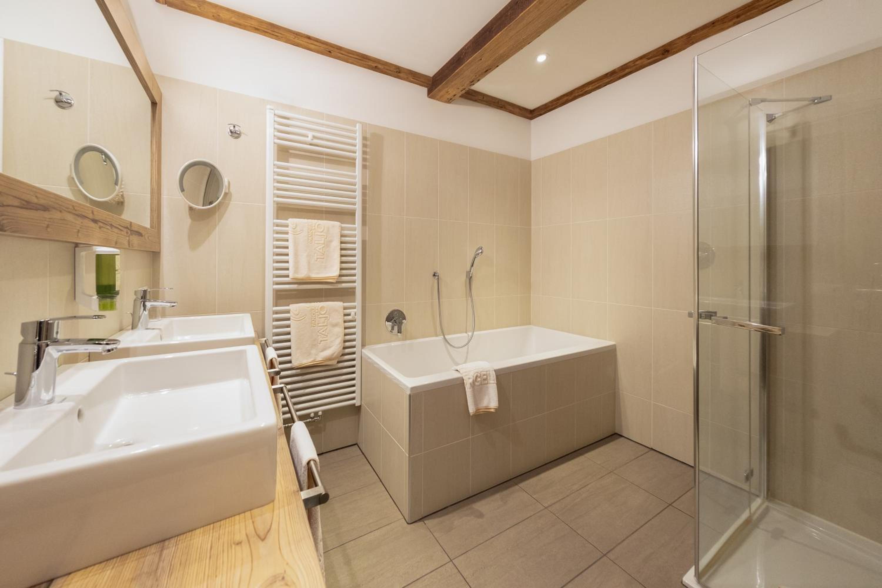 Deluxe Queen Suite
