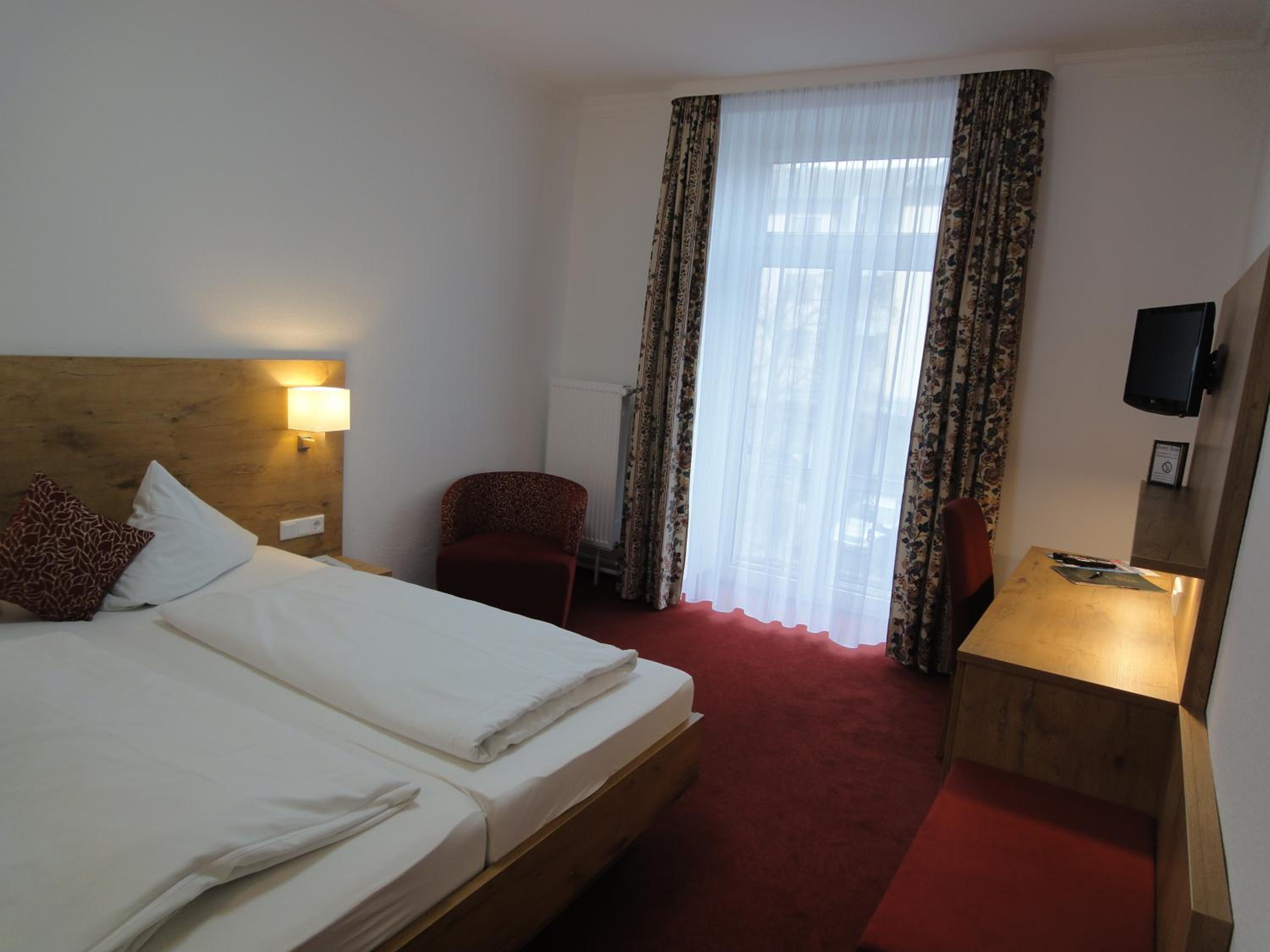 Large Double Room - Photo 7
