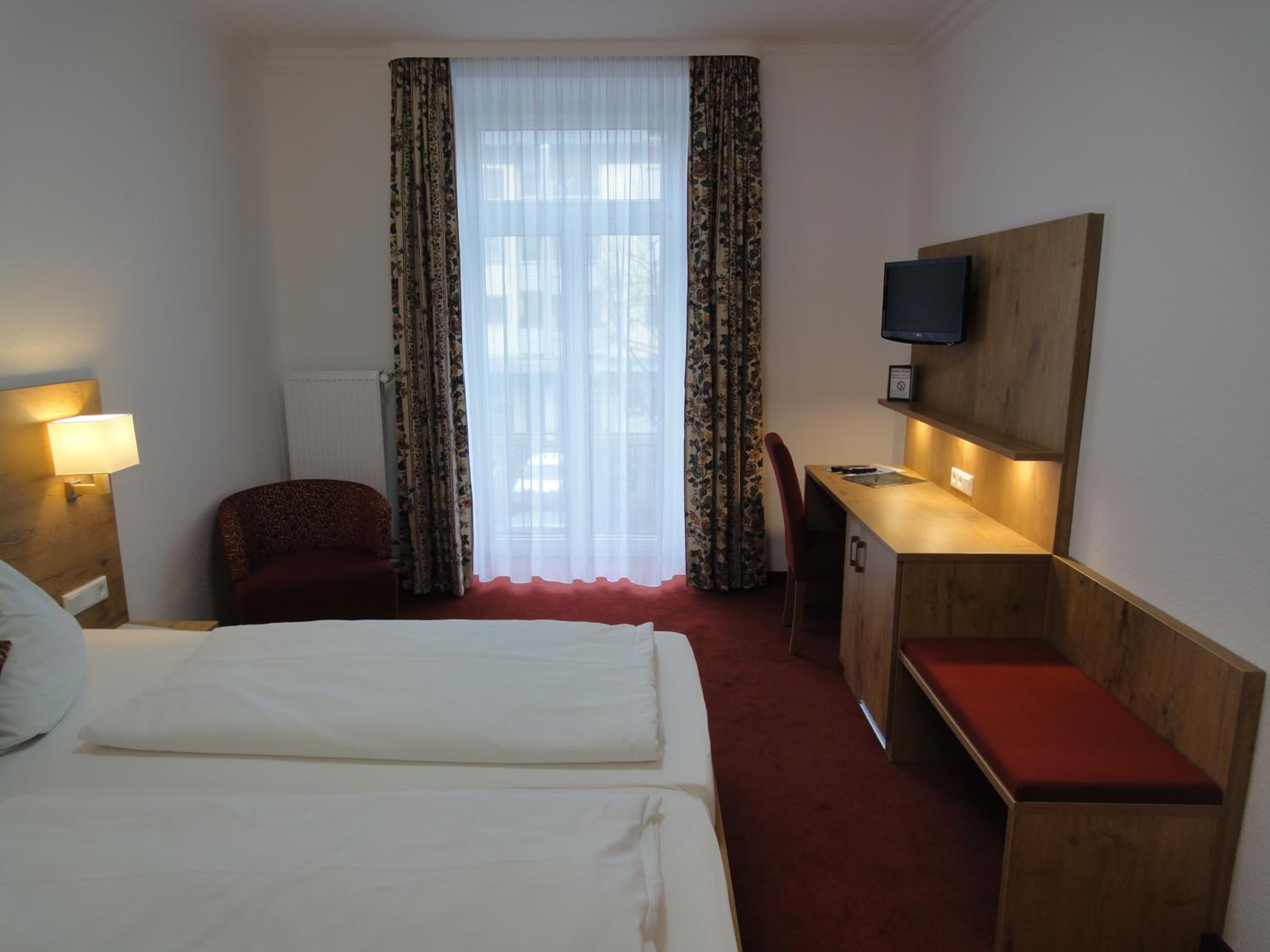 Large Double Room - Photo 9