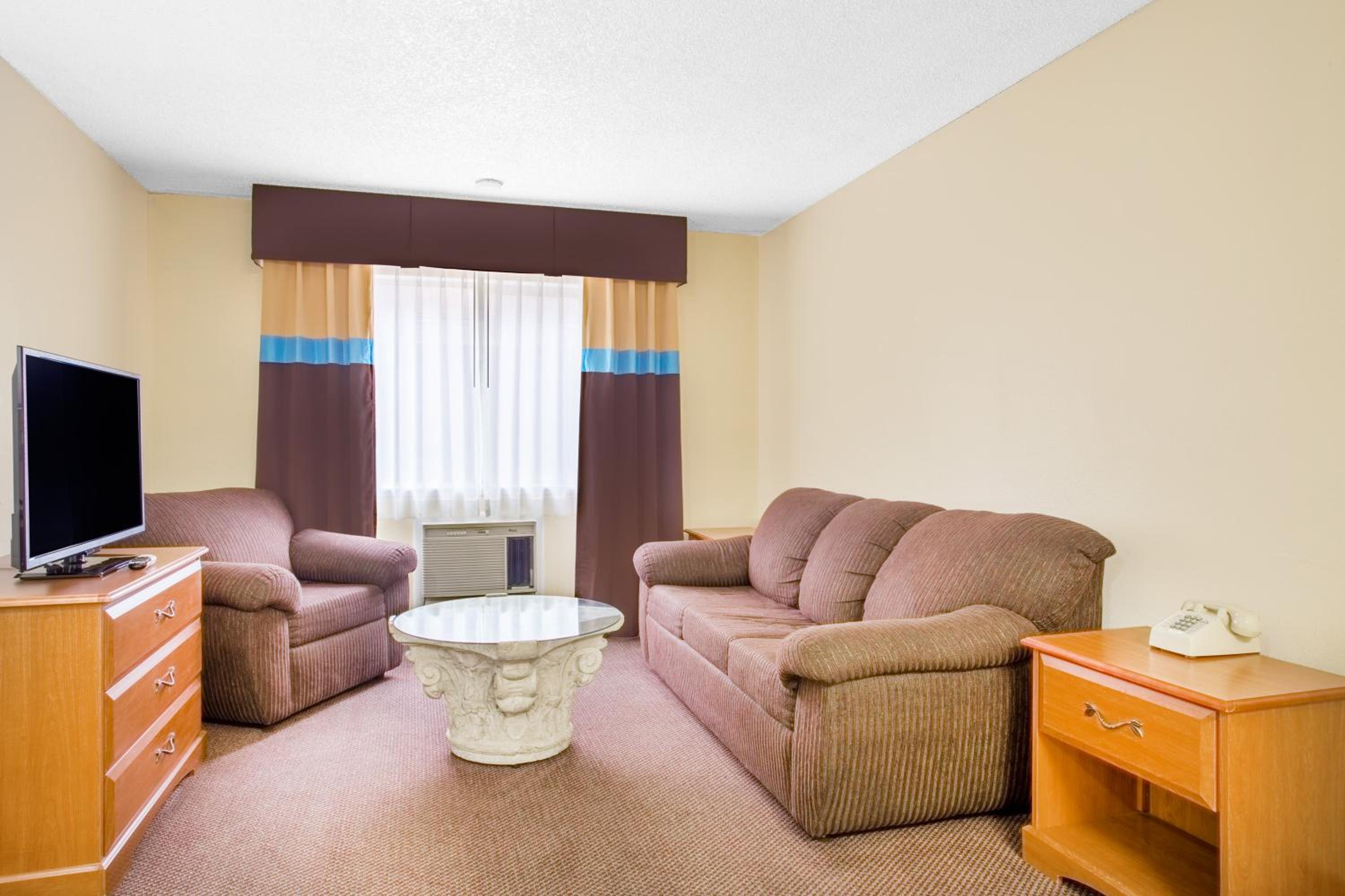Deluxe King Suite - Photo 3