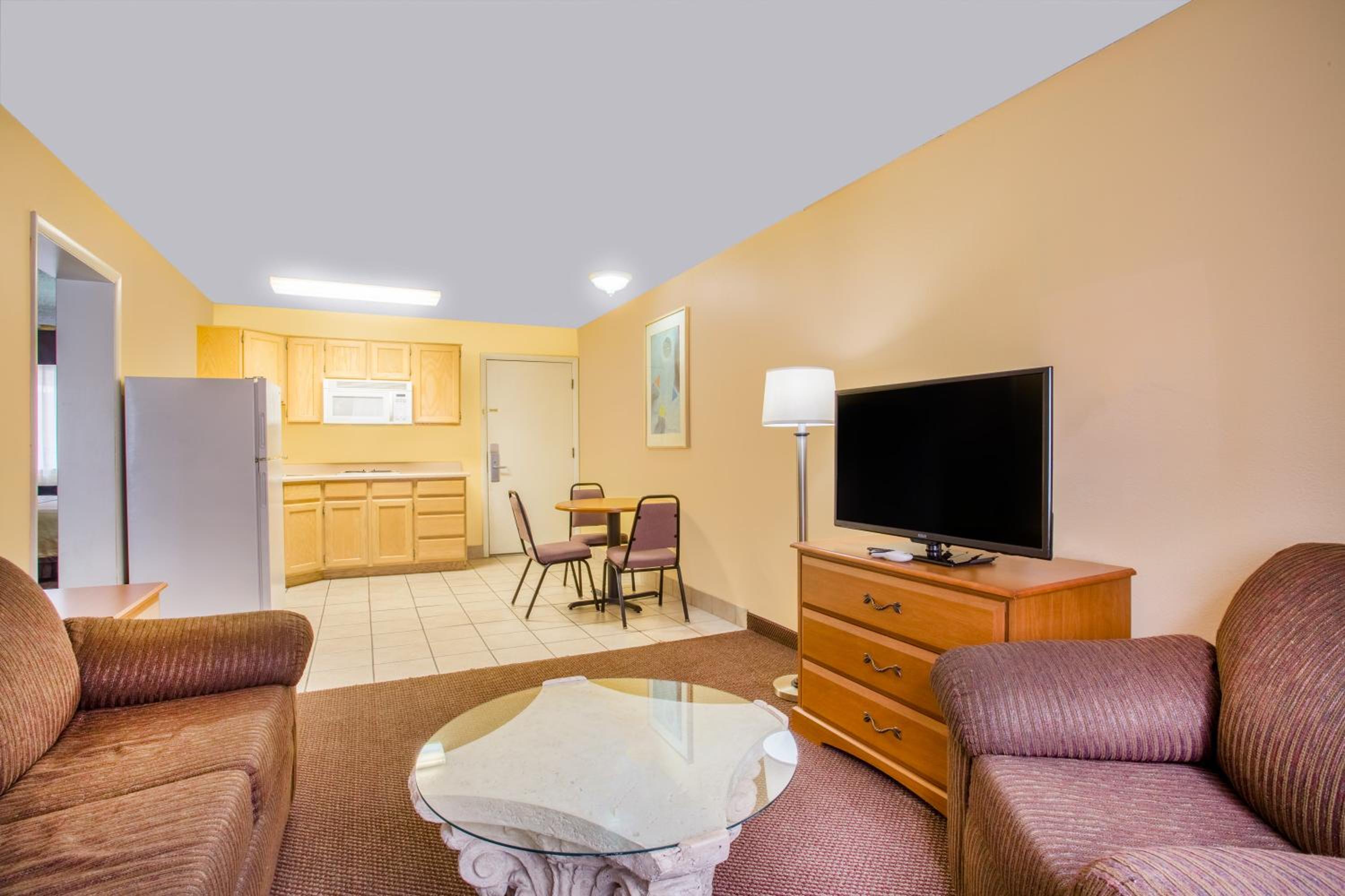 Deluxe King Suite - Photo 2