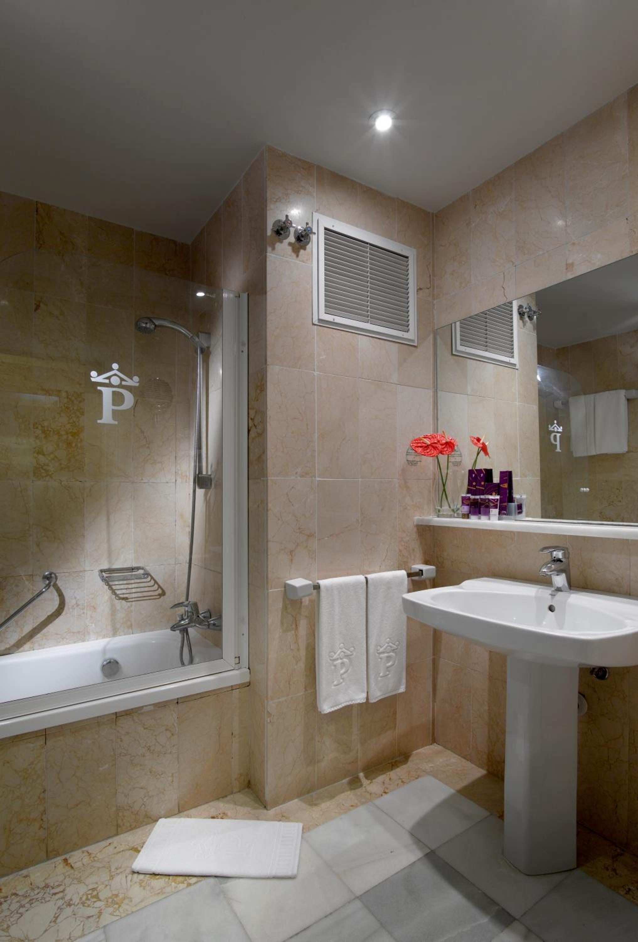 Standard Double Room (2 Adults + 1 Child) - Photo 5