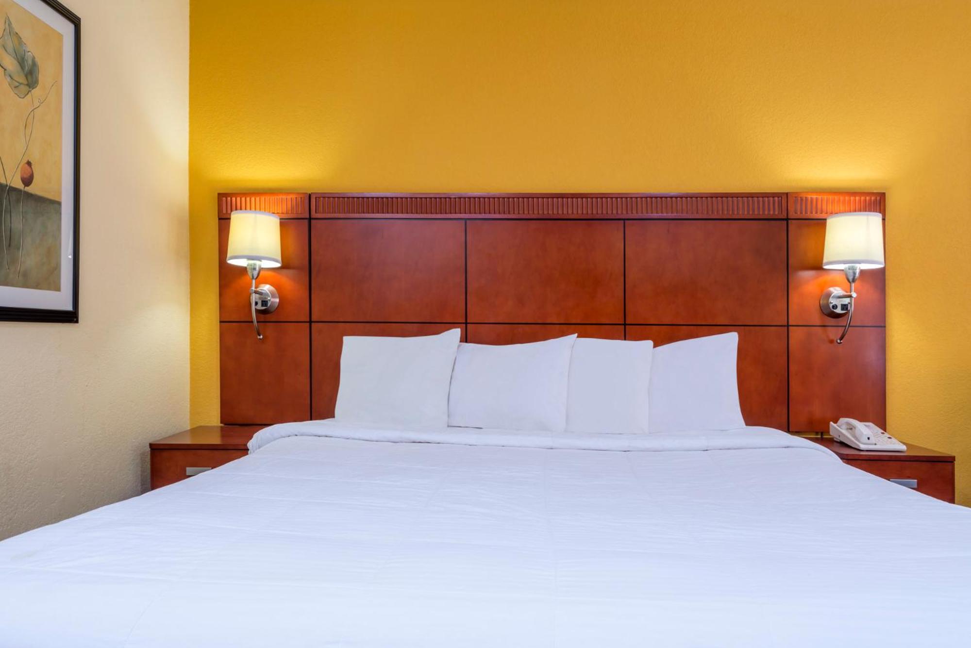 King Room - Non-Smoking - Photo 2