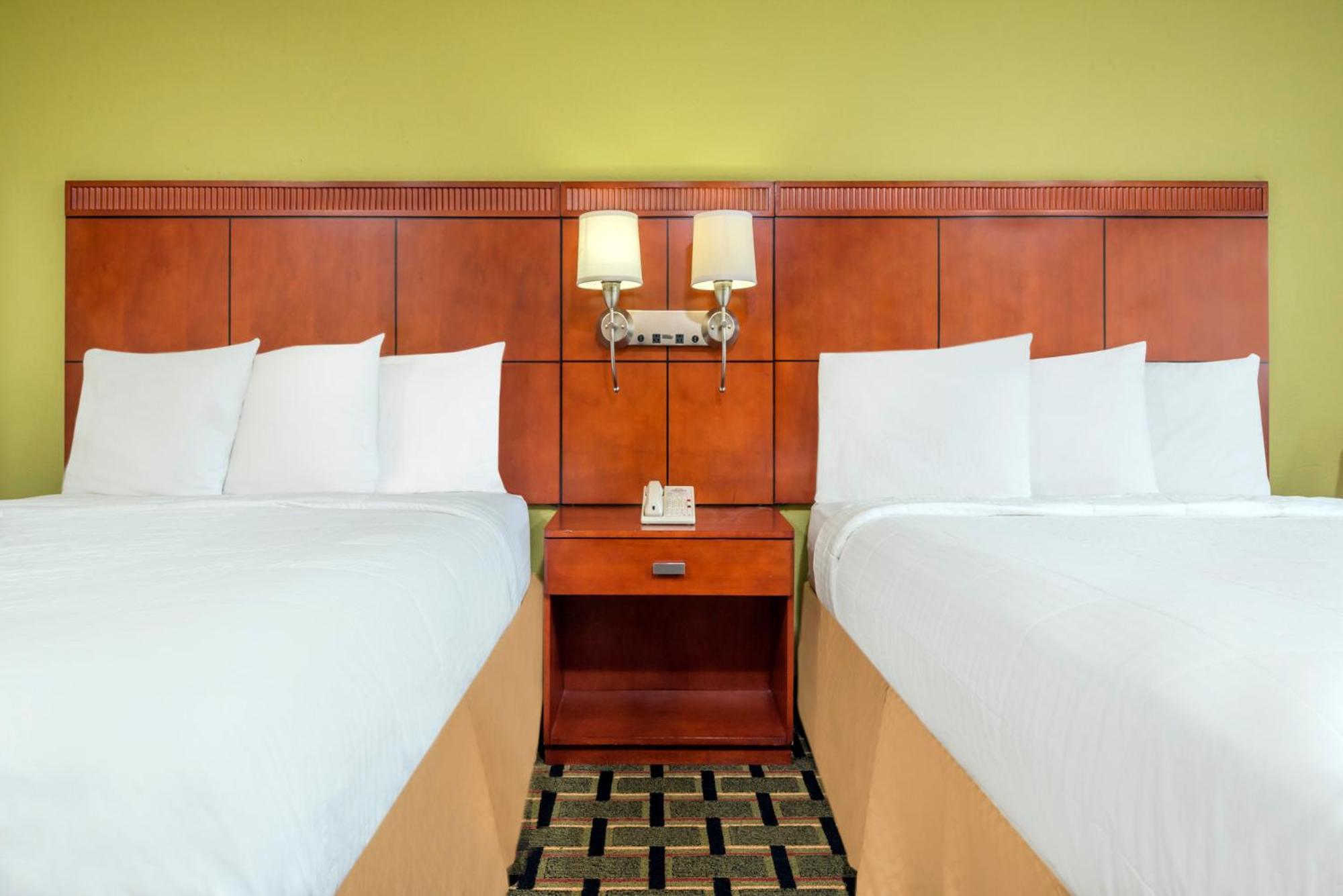 Queen Room with Two Queen Beds - Non-Smoking - Photo 2