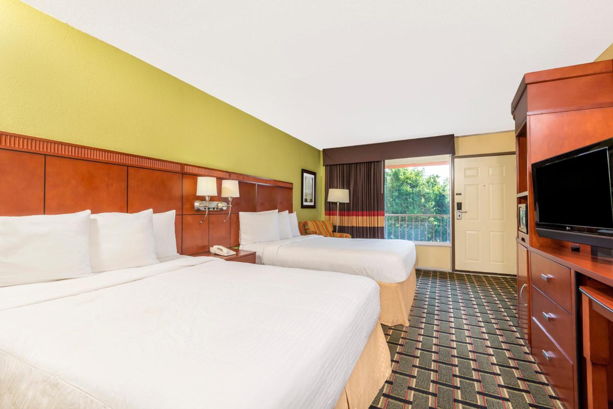Queen Room with Two Queen Beds - Non-Smoking - Photo 4