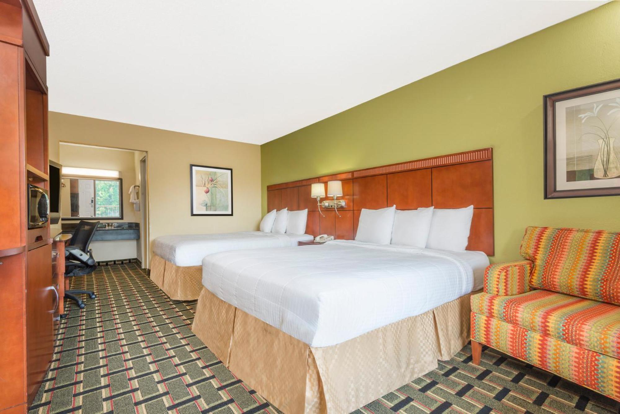 Queen Room with Two Queen Beds - Non-Smoking - Photo 1