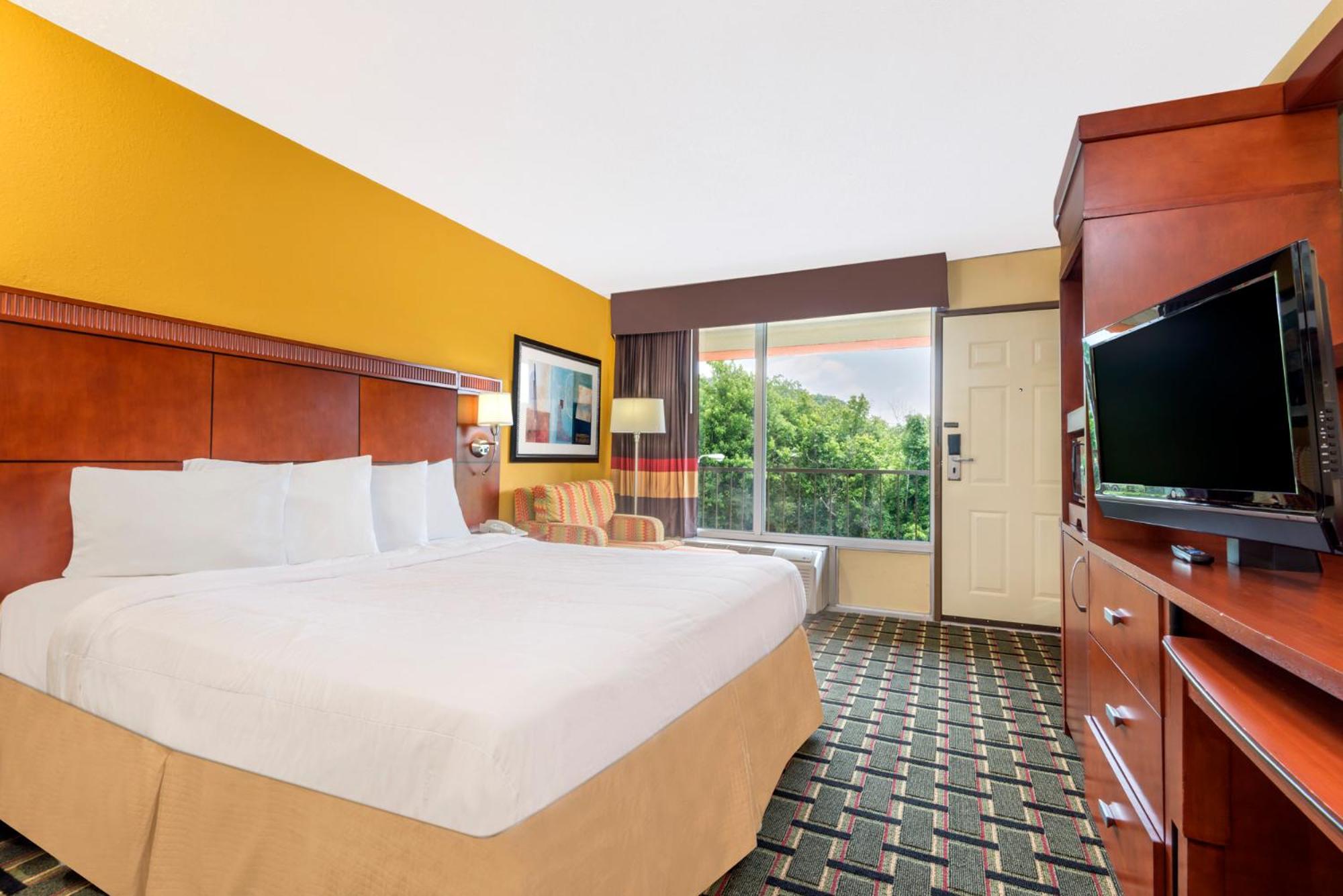 King Room - Non-Smoking - Photo 3