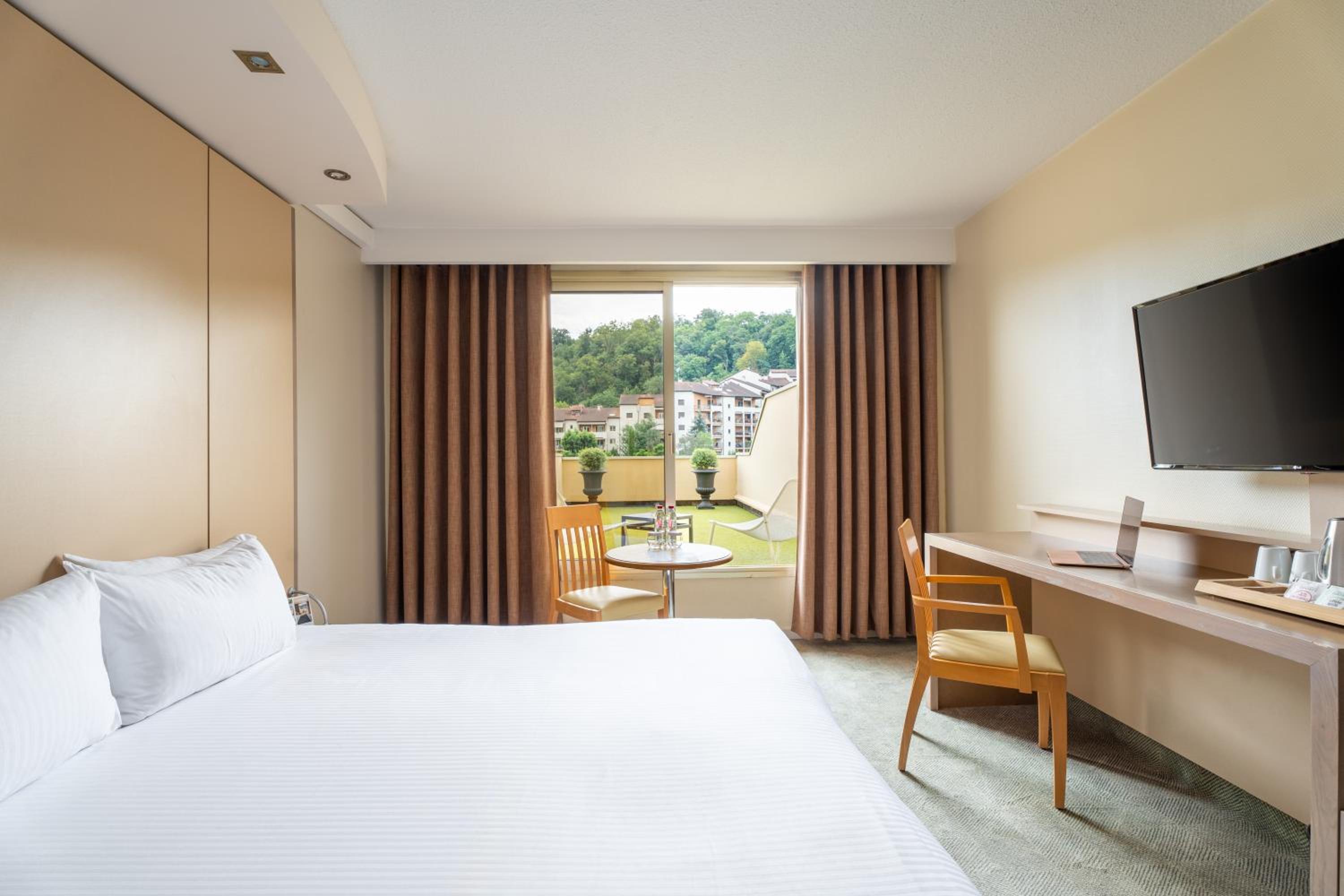 Comfort Room with Terrace and Balcony - Spa and Pool Access not Included photo 3
