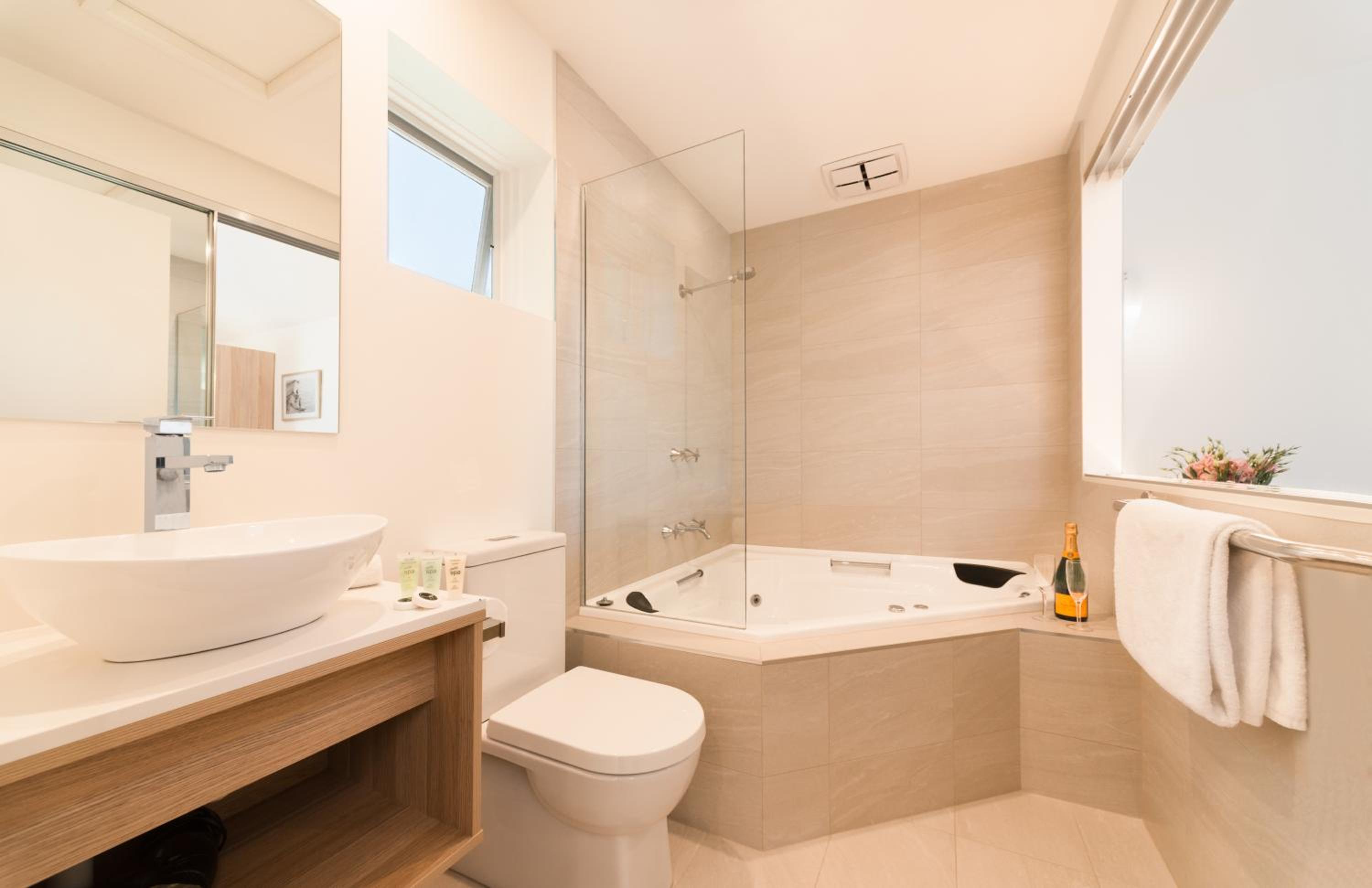 Suite with Spa Bath with Free Parking and Wifi photo 3