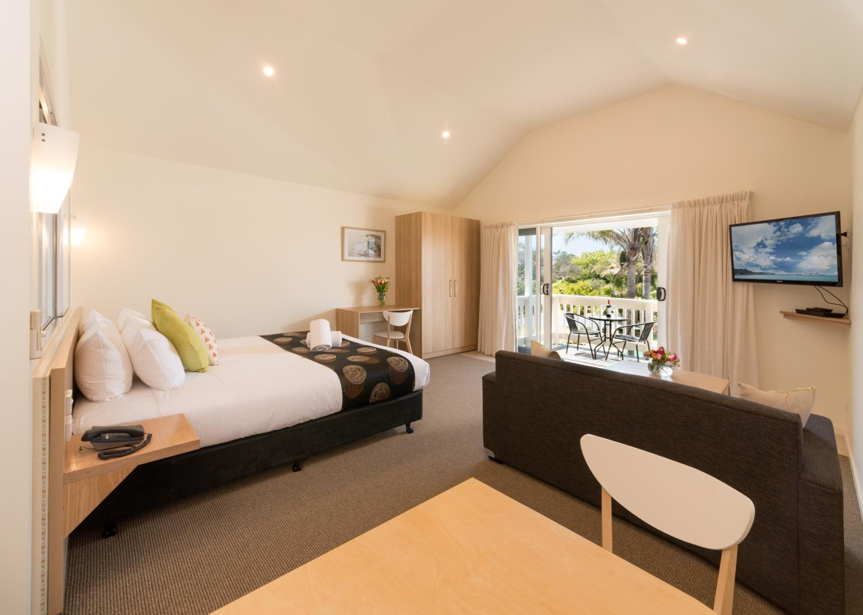 Suite with Spa Bath with Free Parking and Wifi photo 2