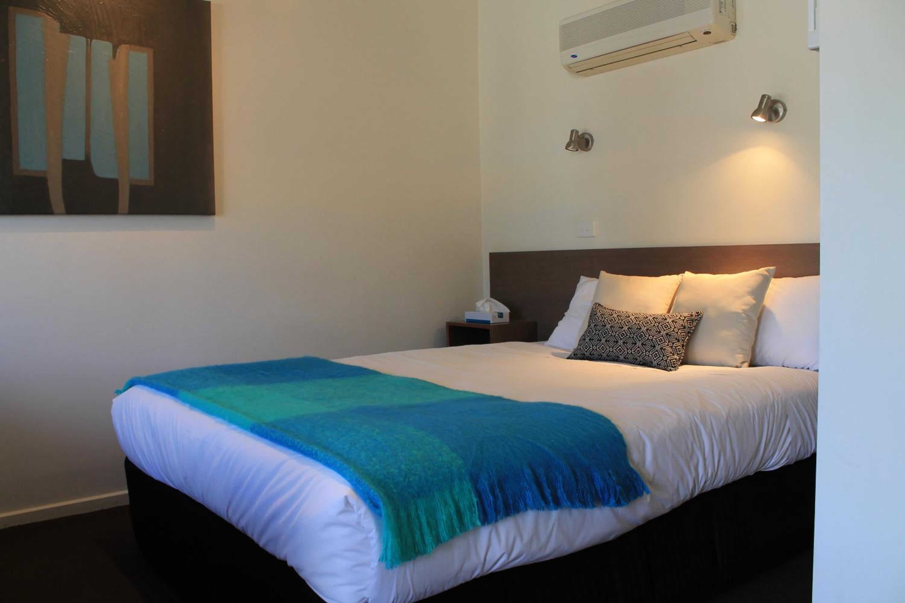 Queen Room photo 2