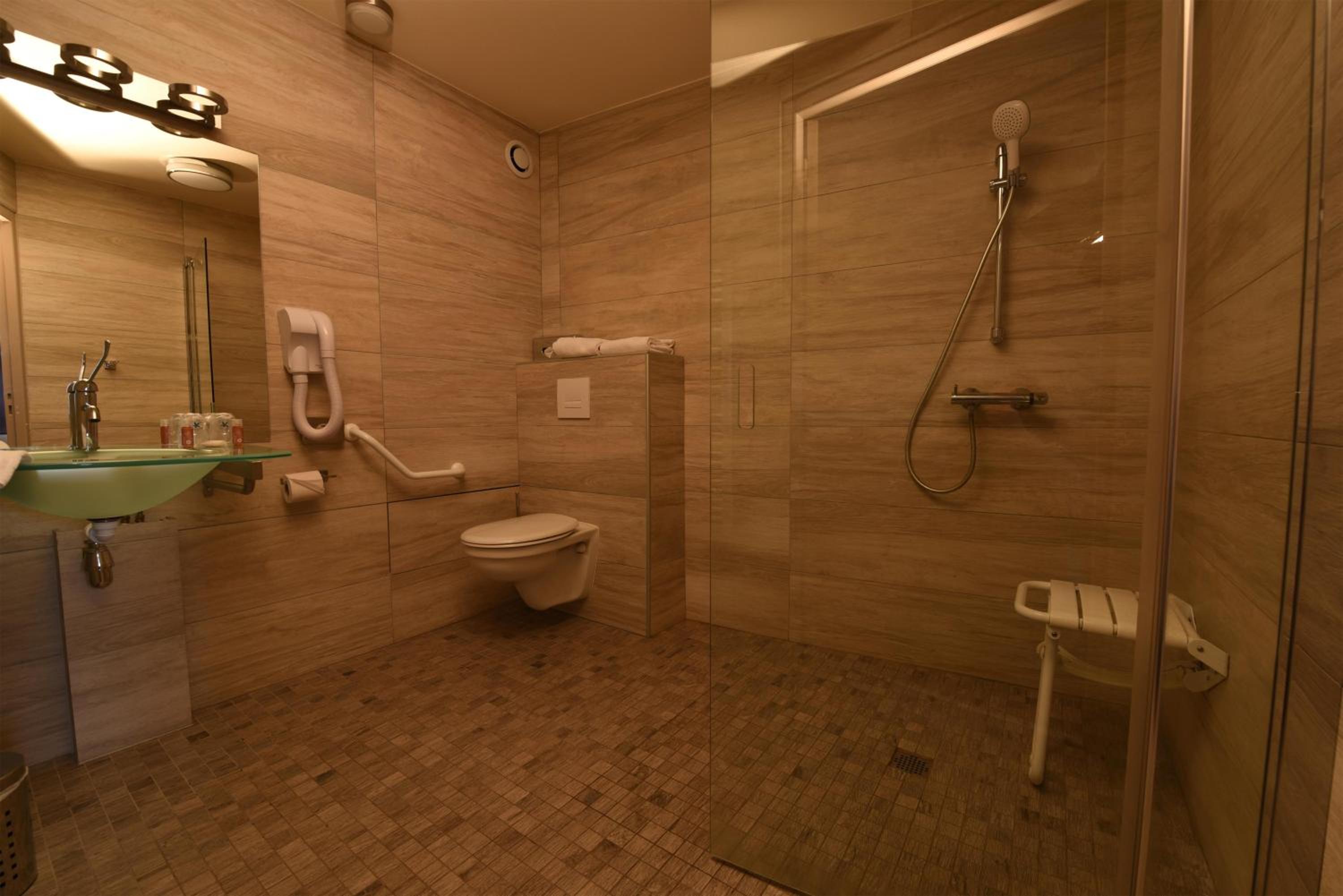 Standard Queen Room with Walk-In Shower - Disability Access/Non-Smoking - Photo 3
