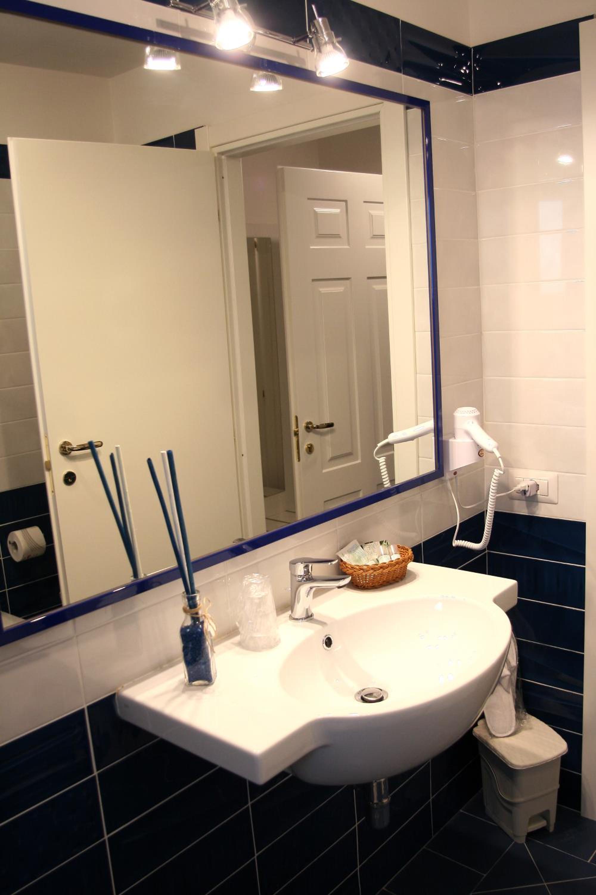 Double Room with Balcony - Photo 10