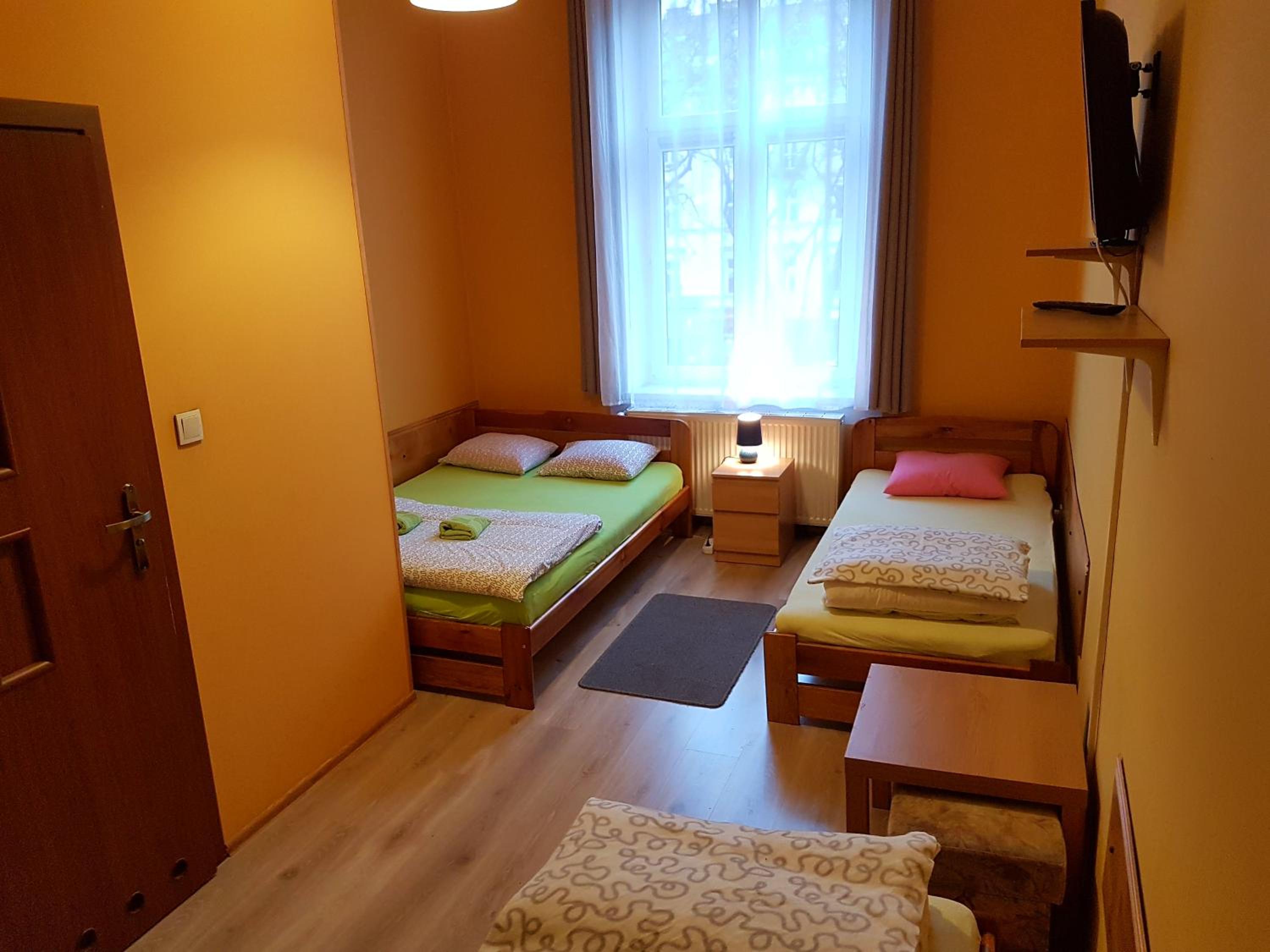 Quadruple Room with Bathroom - Photo 4