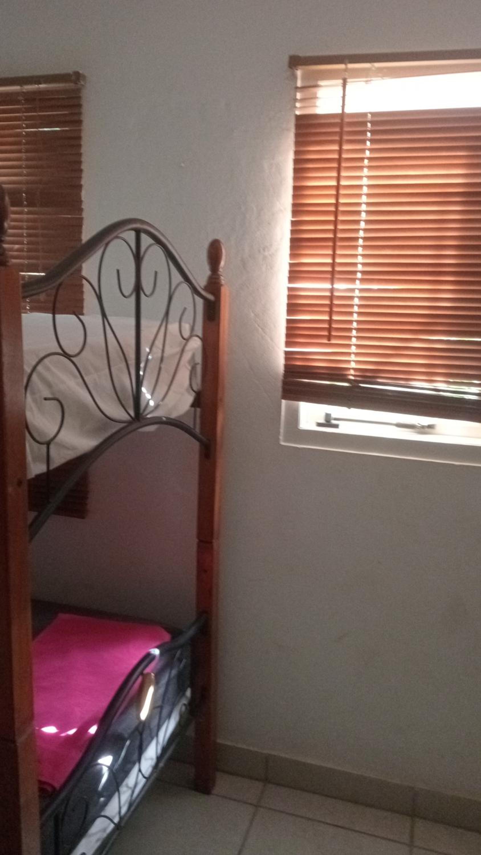 Standard Single Room with Shared Bathroom photo 2
