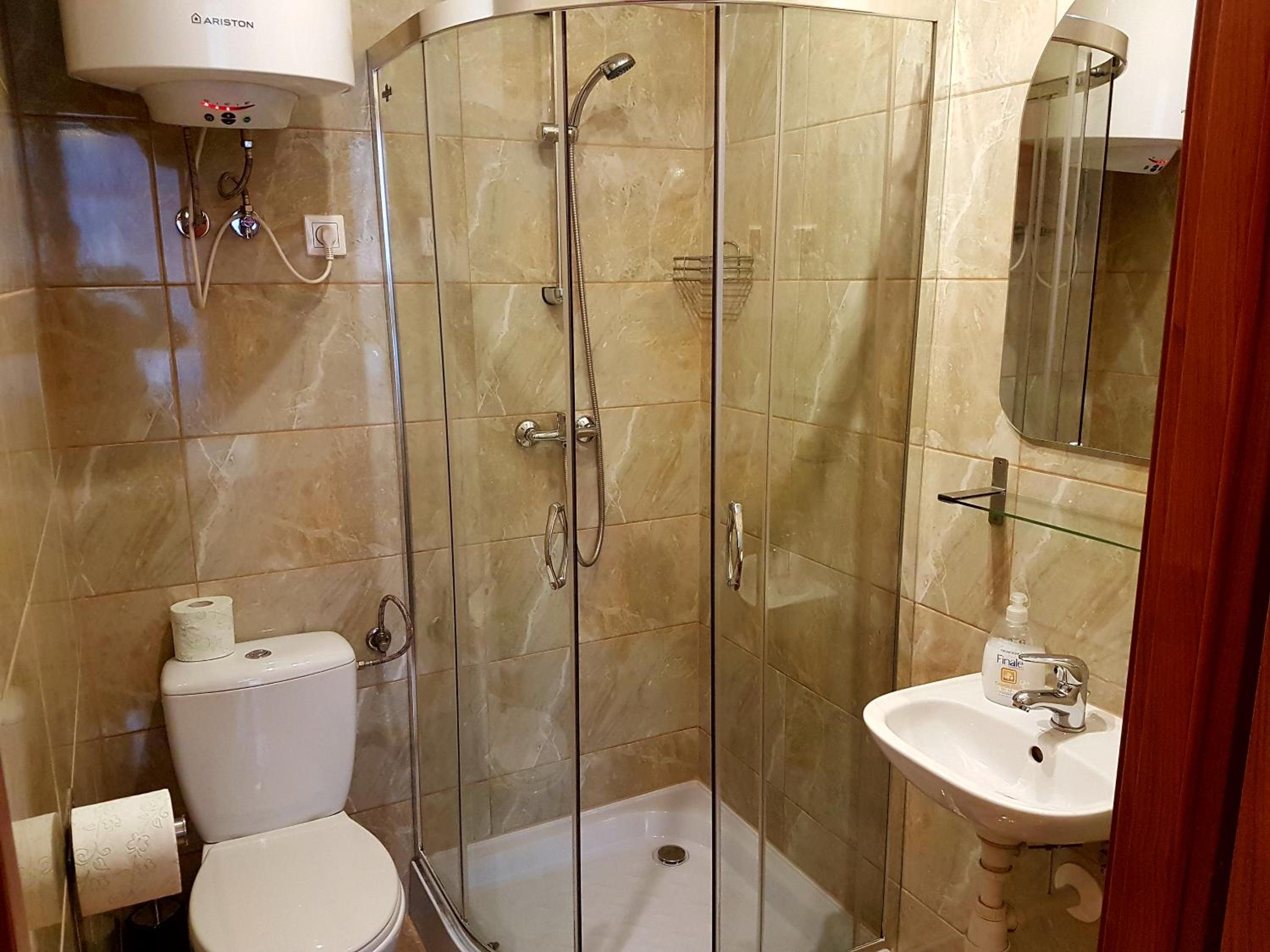 Double Room with Bathroom - Photo 8