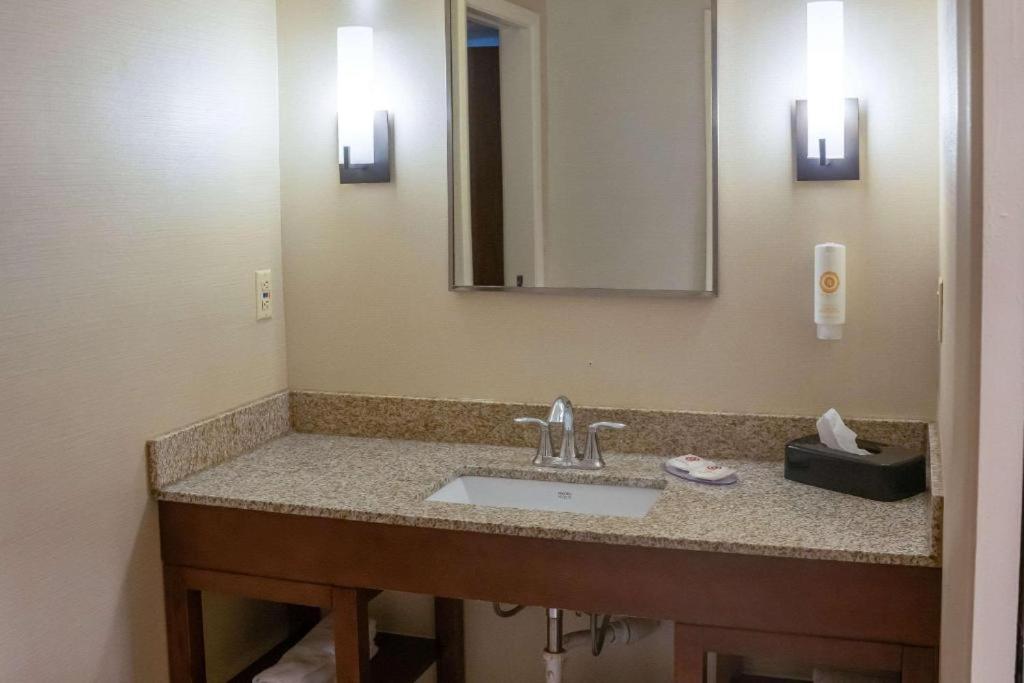 King Room - Accessible/Non-Smoking - Photo 1