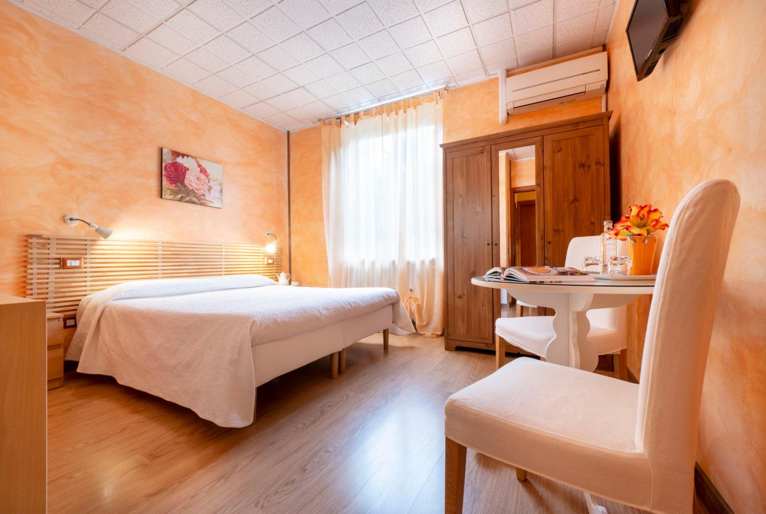 Twin Room with Private Bathroom photo 2
