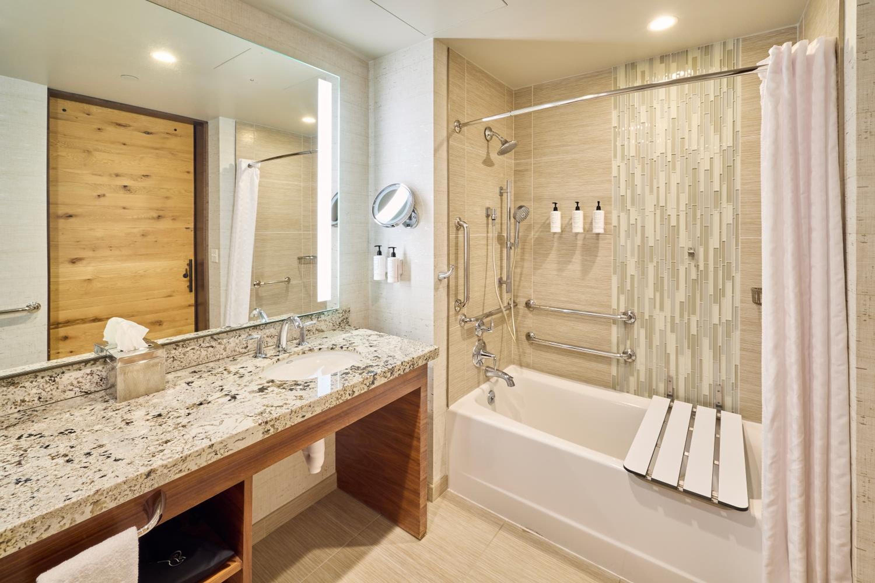 Deluxe Queen Room with Two Queen Beds and Tub with Grab Bars - Mobility and Hearing Access/Non-Smoking photo 2
