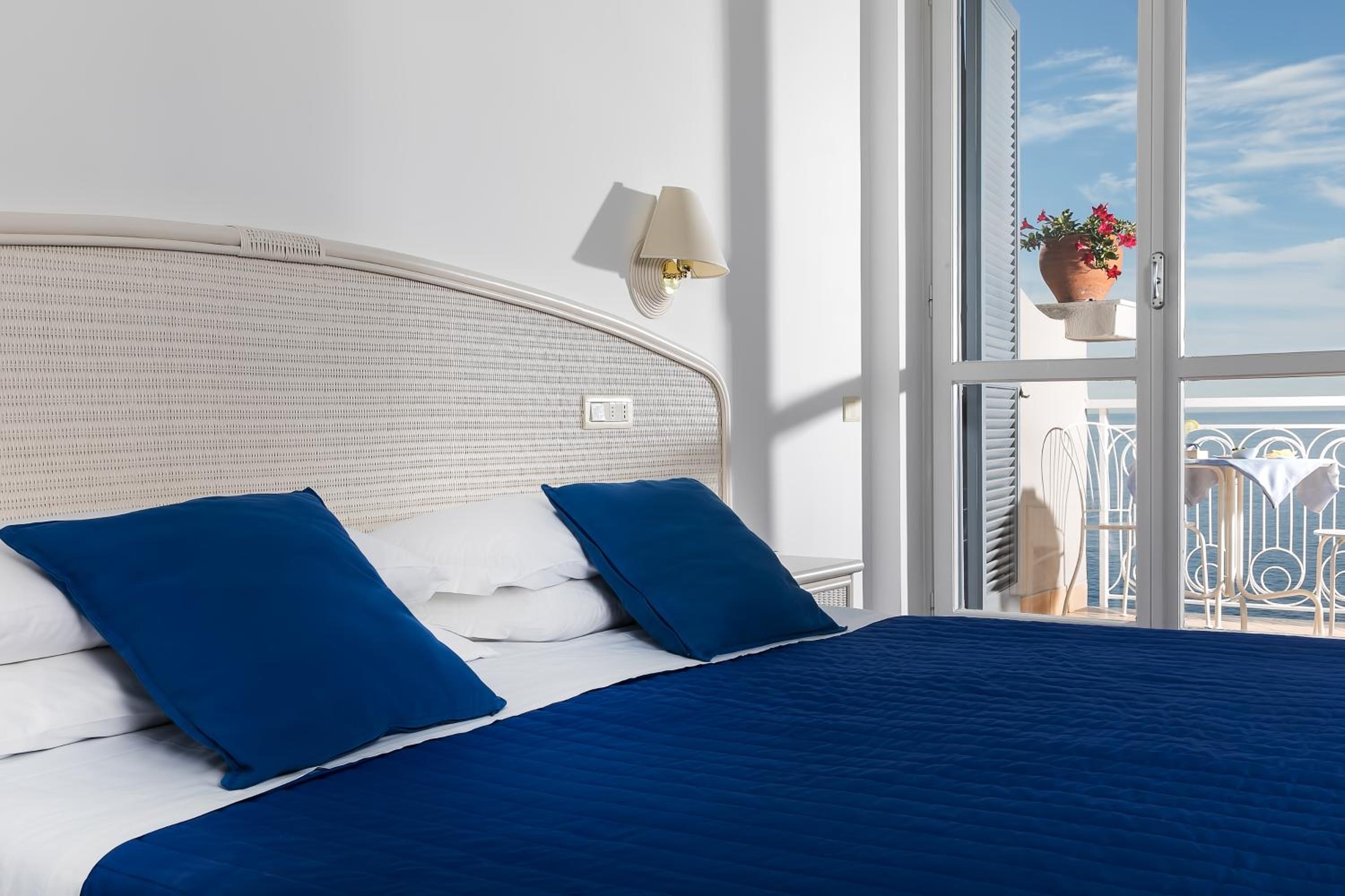 Double or Twin Room with Balcony and Sea View photo 2