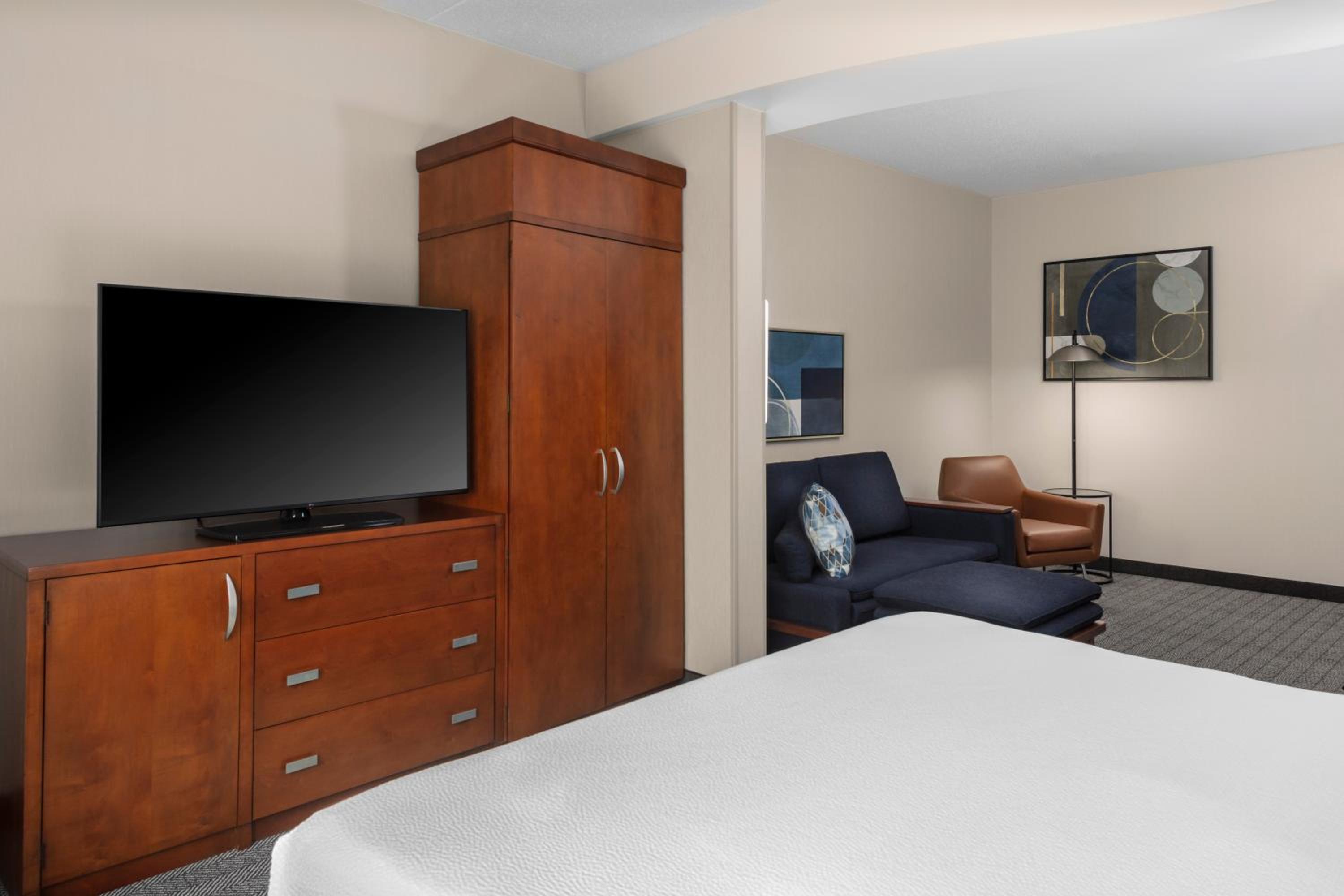 King Suite with Sofa Bed - Hearing Accessible - Photo 5
