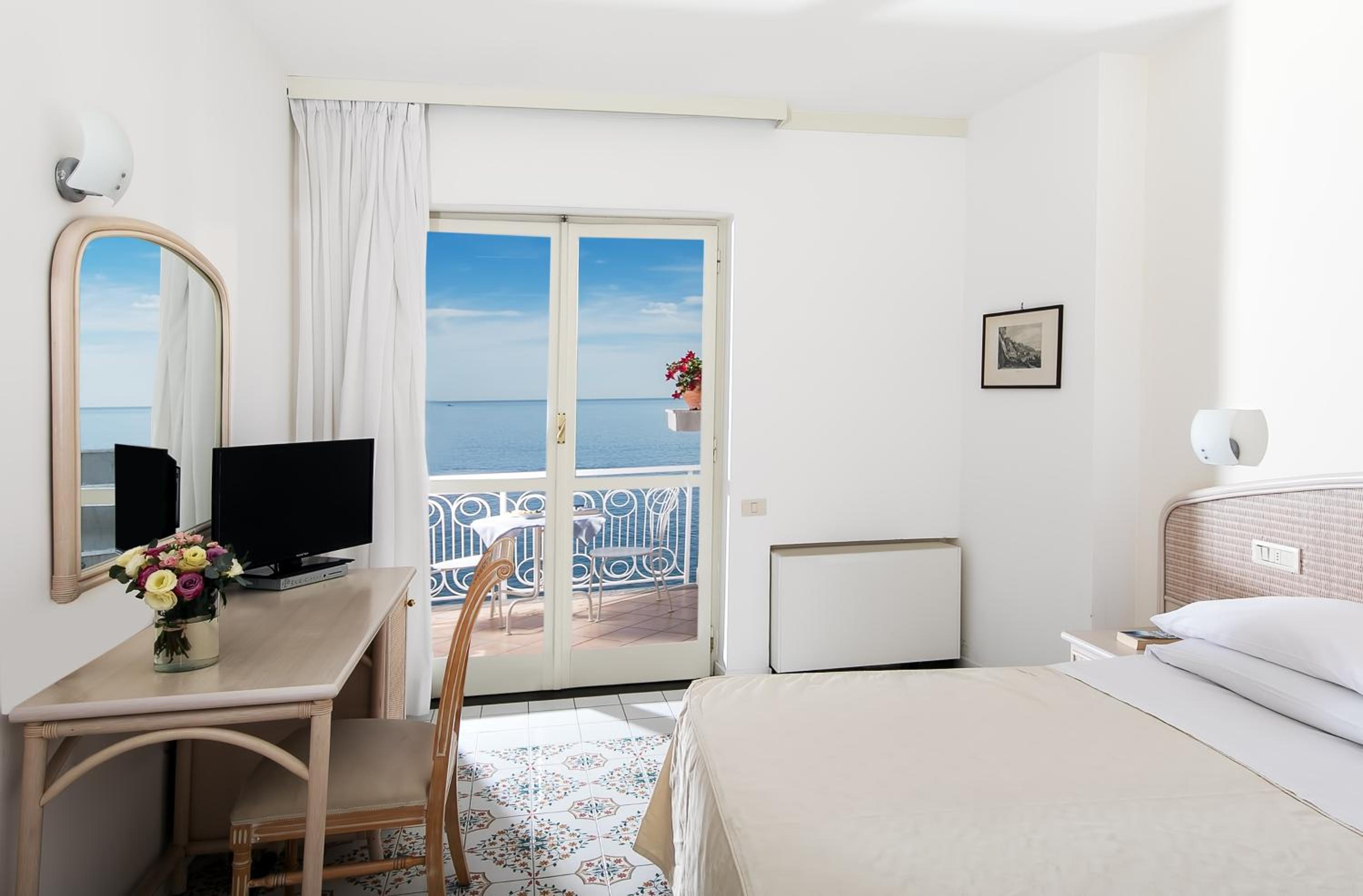 Double or Twin Room with Balcony and Sea View photo 3