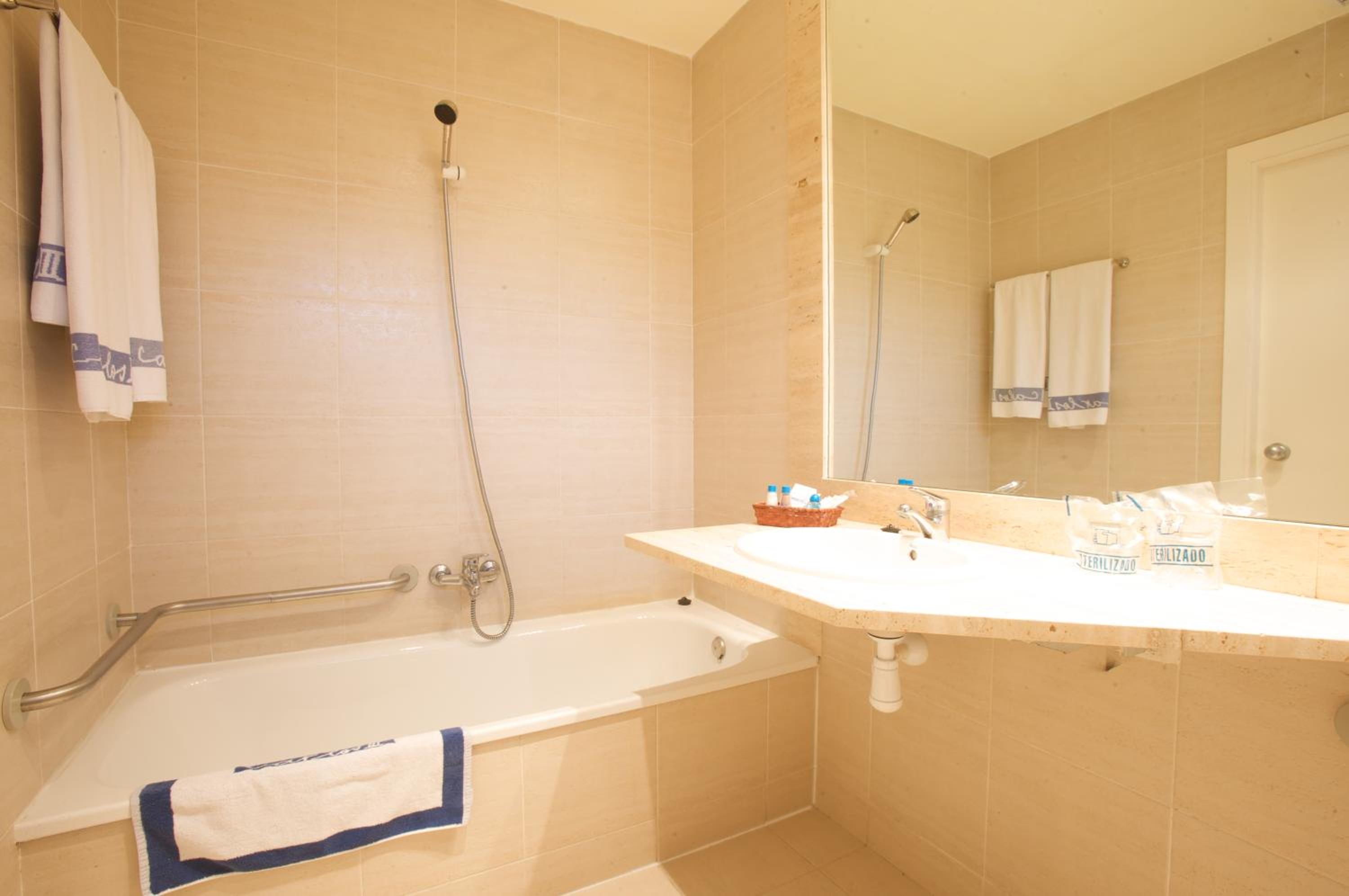Twin Room - Photo 2