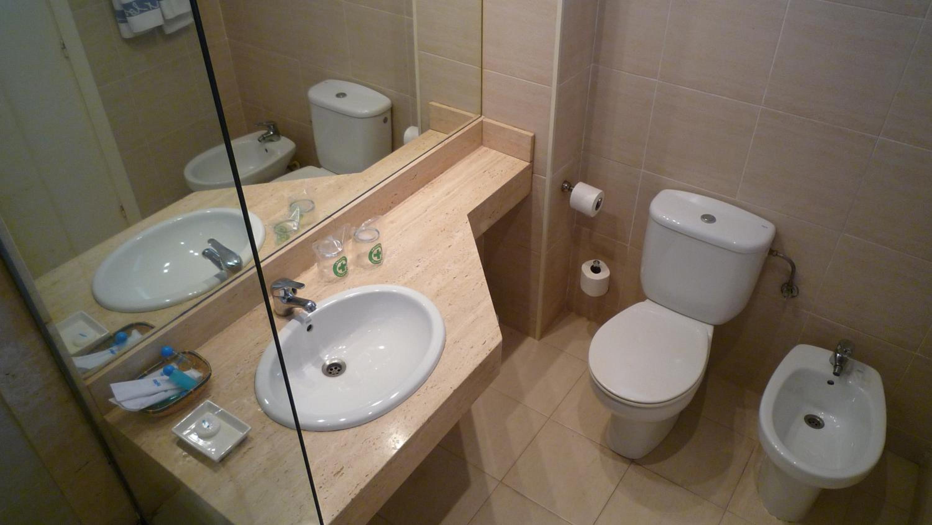 Twin Room - Photo 5
