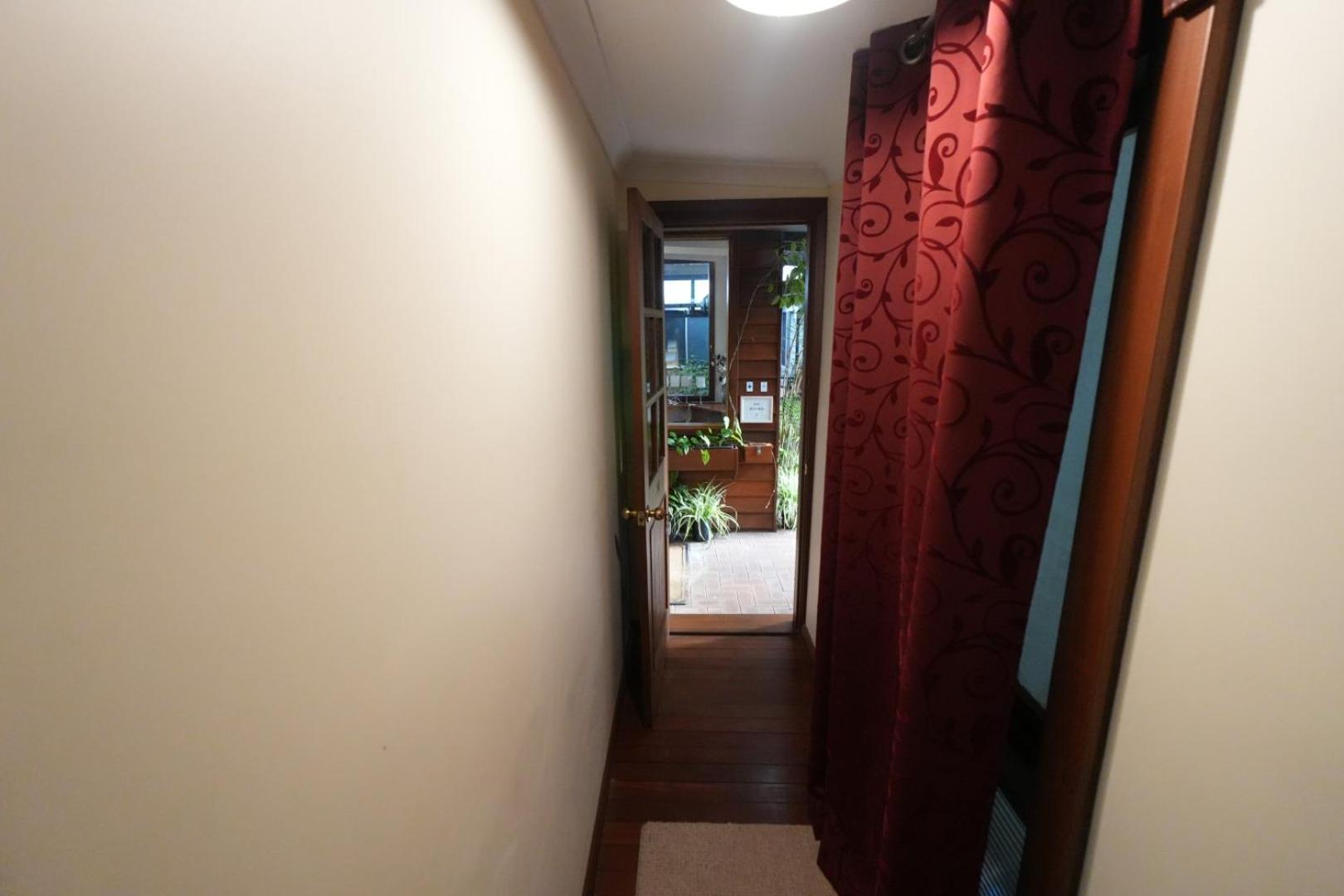 Queen Room photo 2
