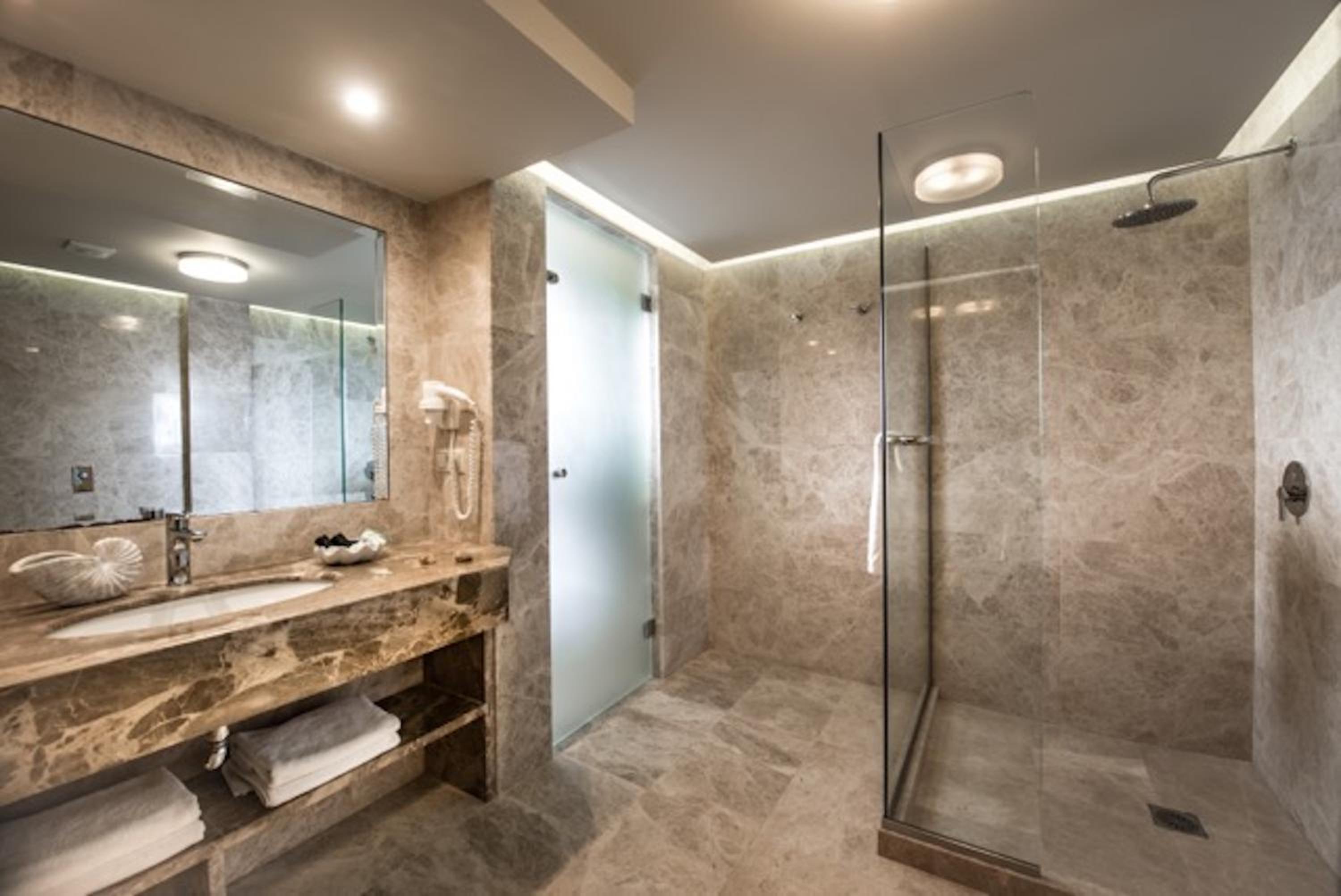 Grand Suite with Sea View - Photo 9