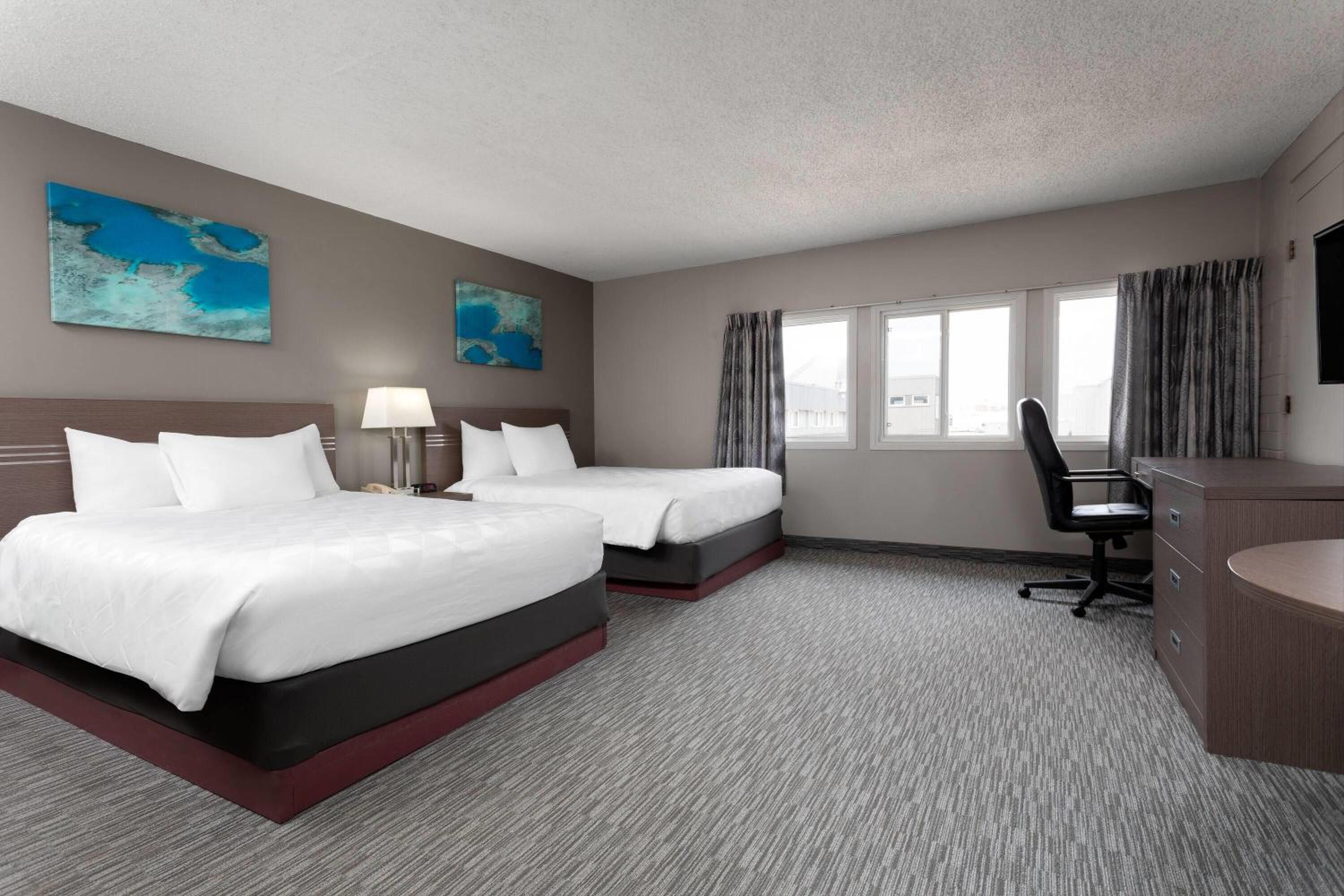 Queen Suite with Two Queen Beds and Full Kitchen - Non-Smoking - Photo 2