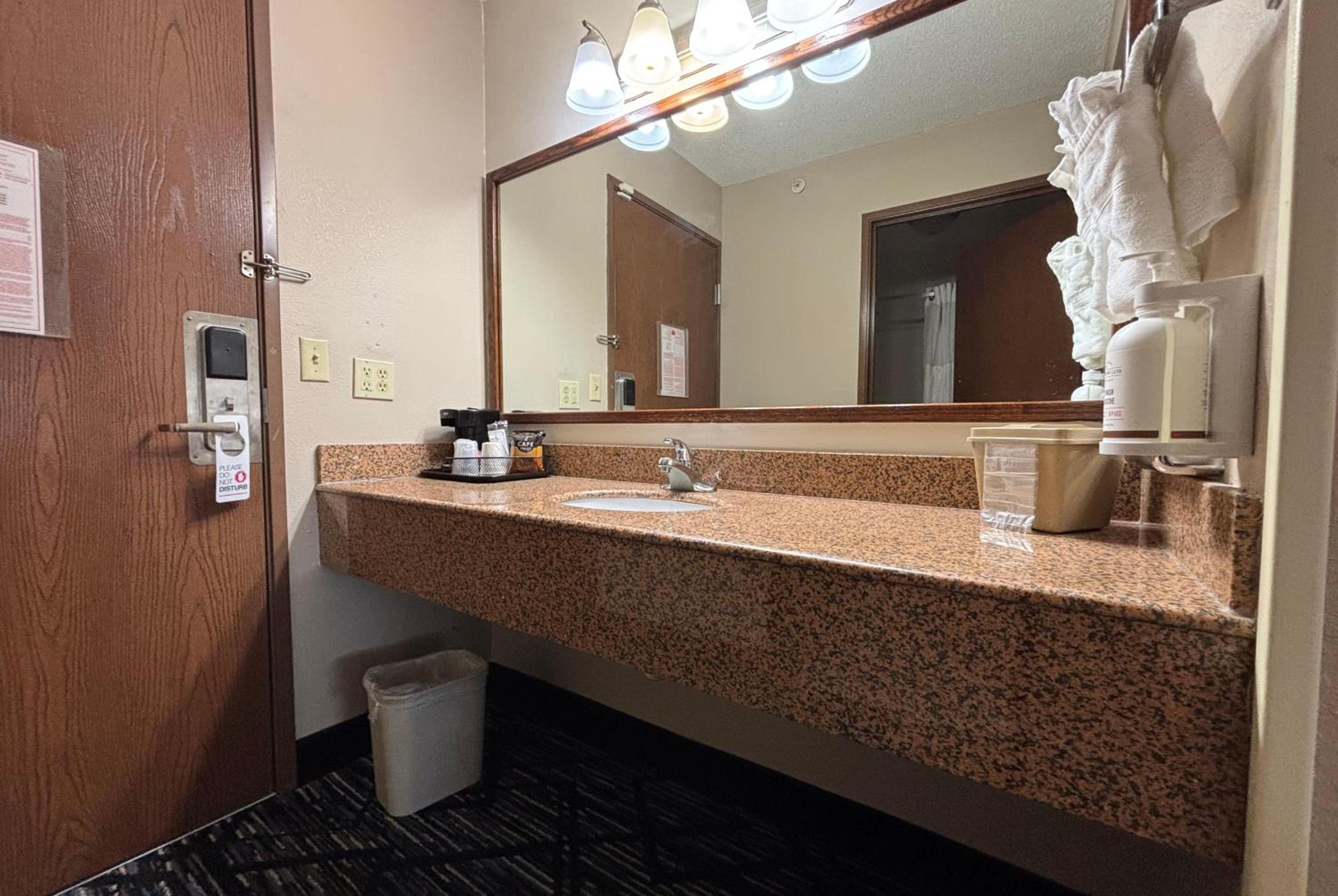 King Suite - Non-Smoking - Photo 2