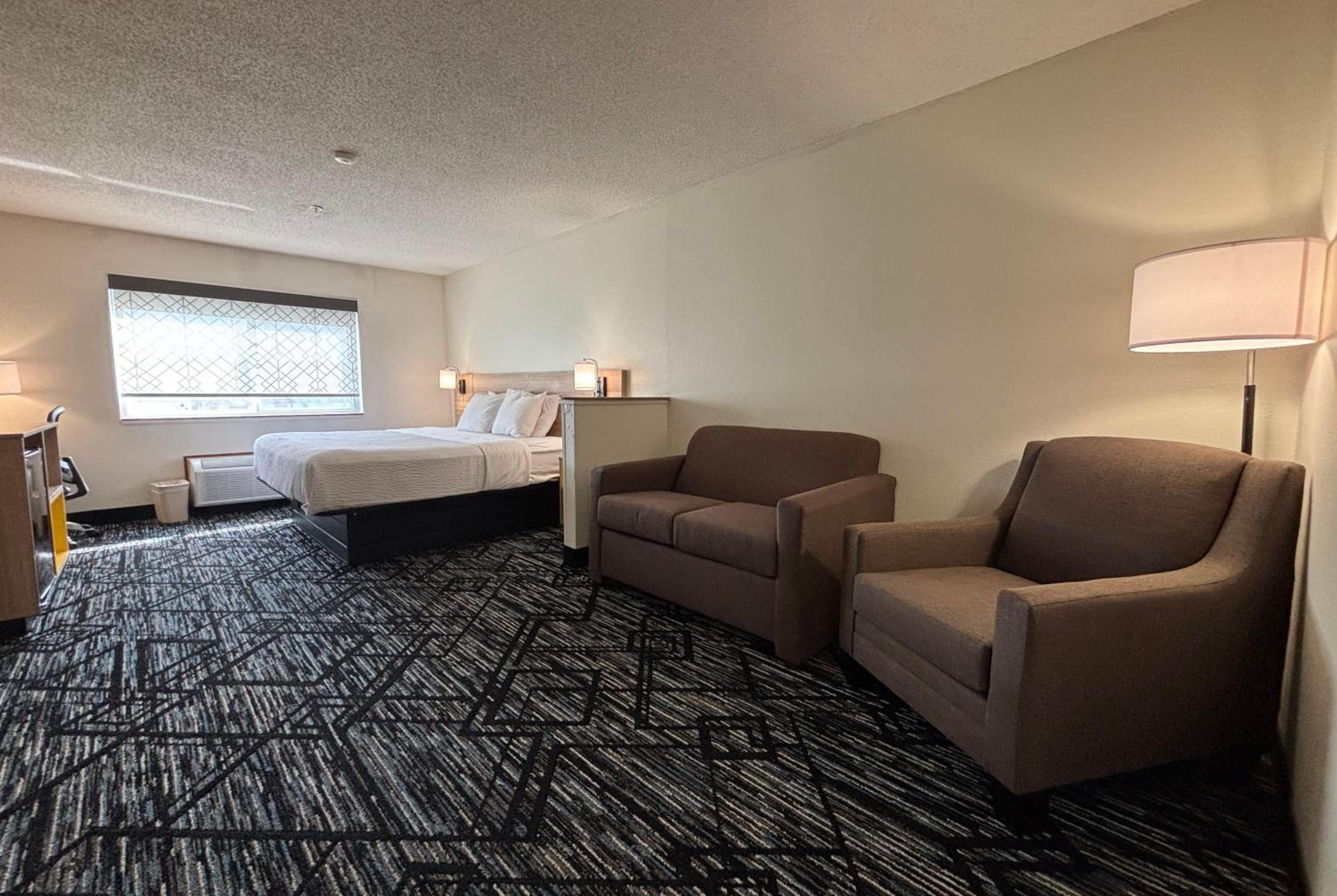 King Suite - Non-Smoking - Photo 3