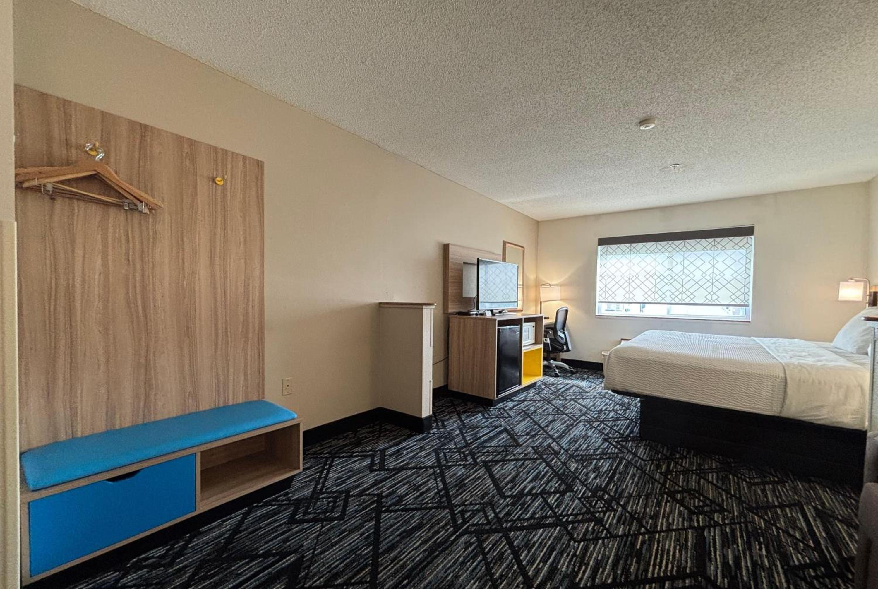 King Suite - Non-Smoking - Photo 4