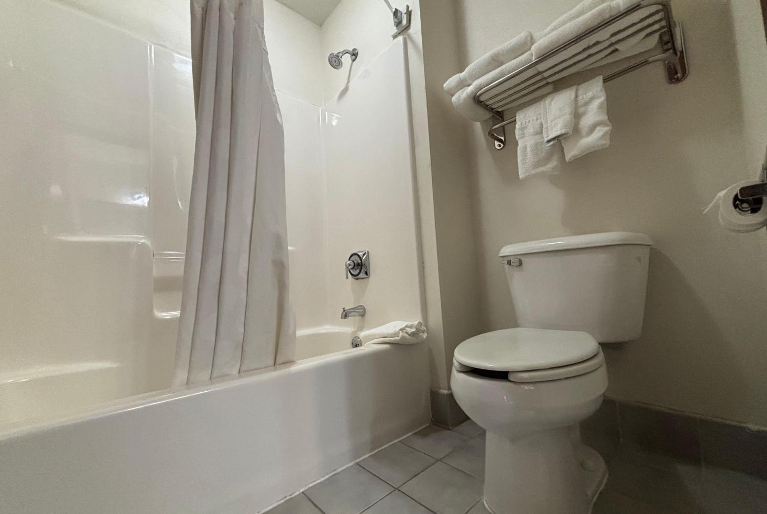 King Suite - Non-Smoking - Photo 6