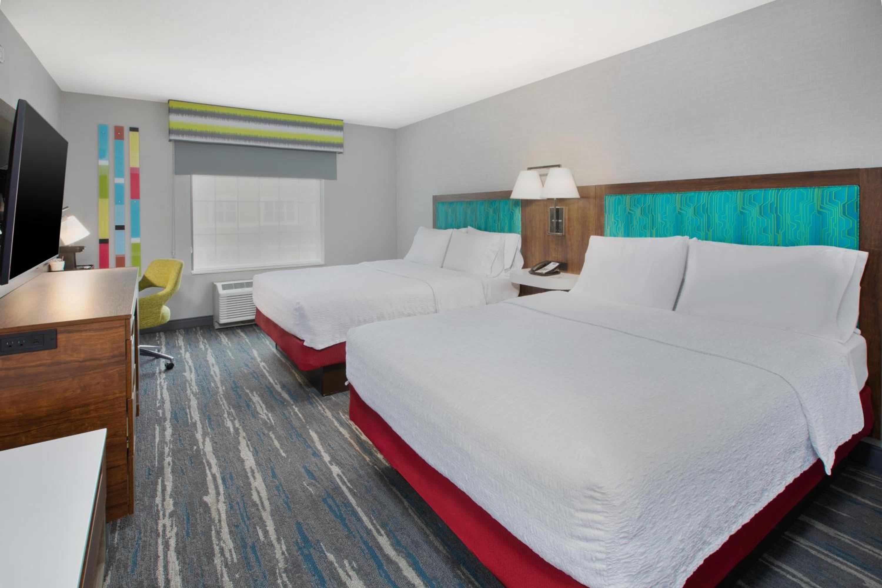 Room with Two Queen Beds - Non-Smoking - Photo 3
