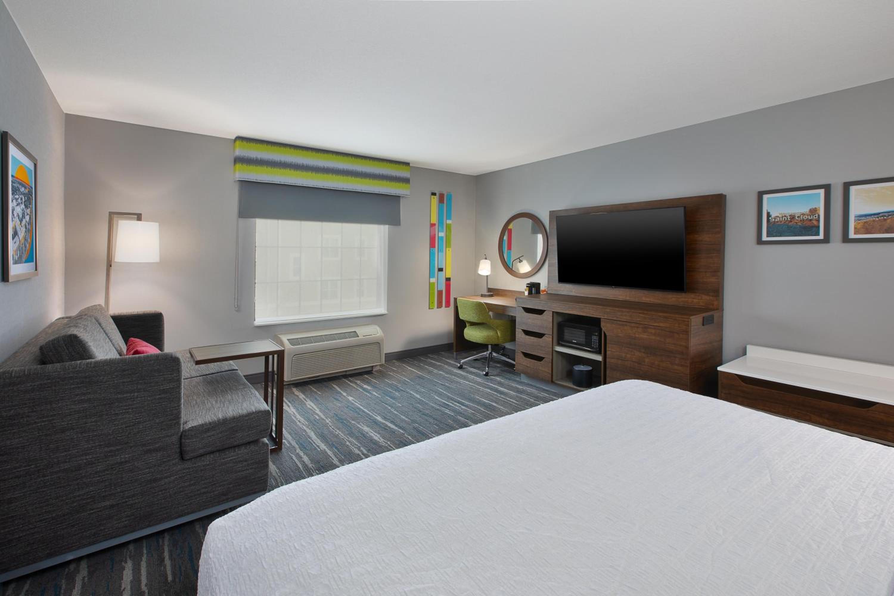 King Room with Sofa Bed - Non-Smoking - Photo 3