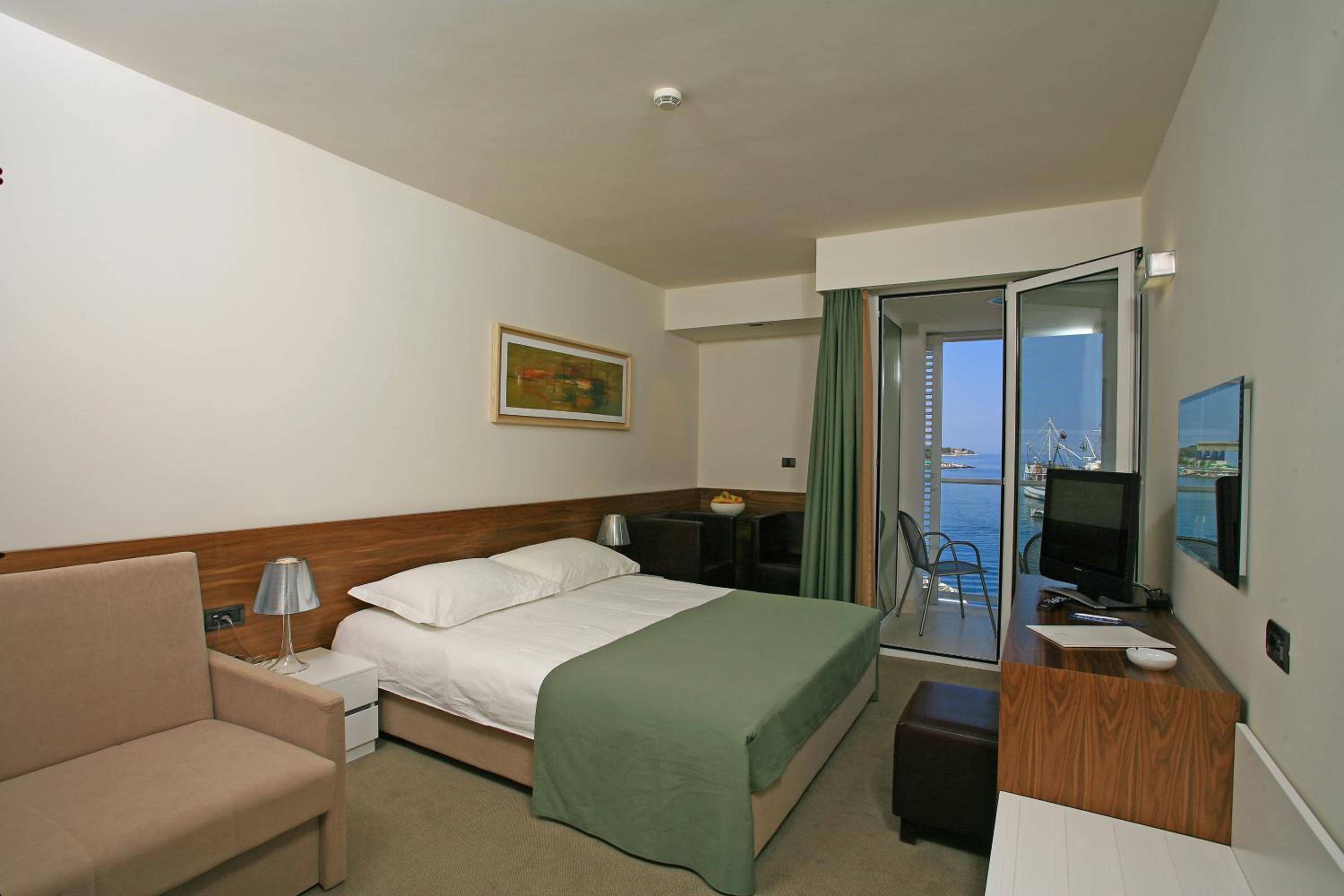 Double Room with Balcony and Sea View - Photo 7