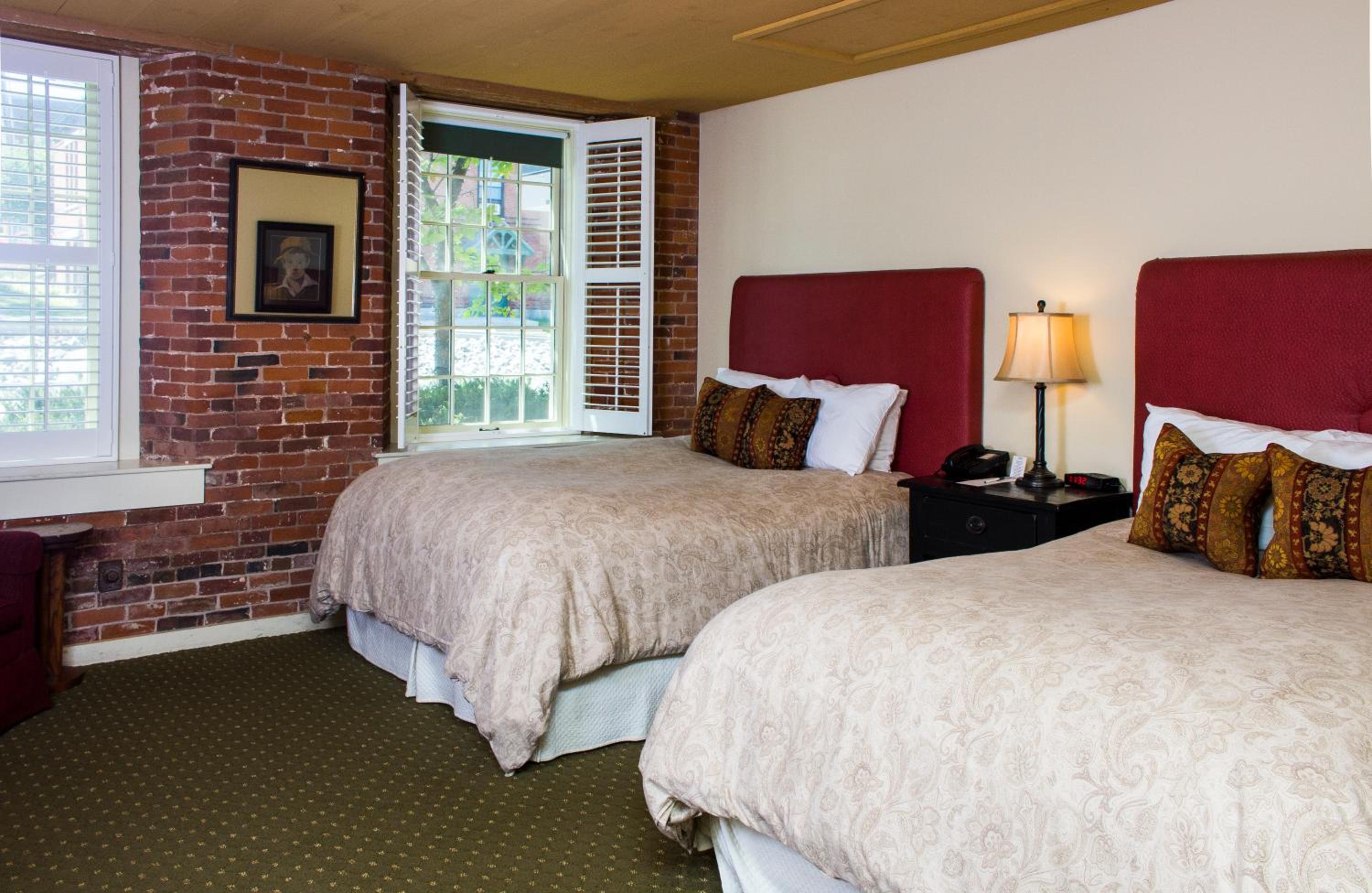 Standard Queen Room with Two Queen Beds photo 1