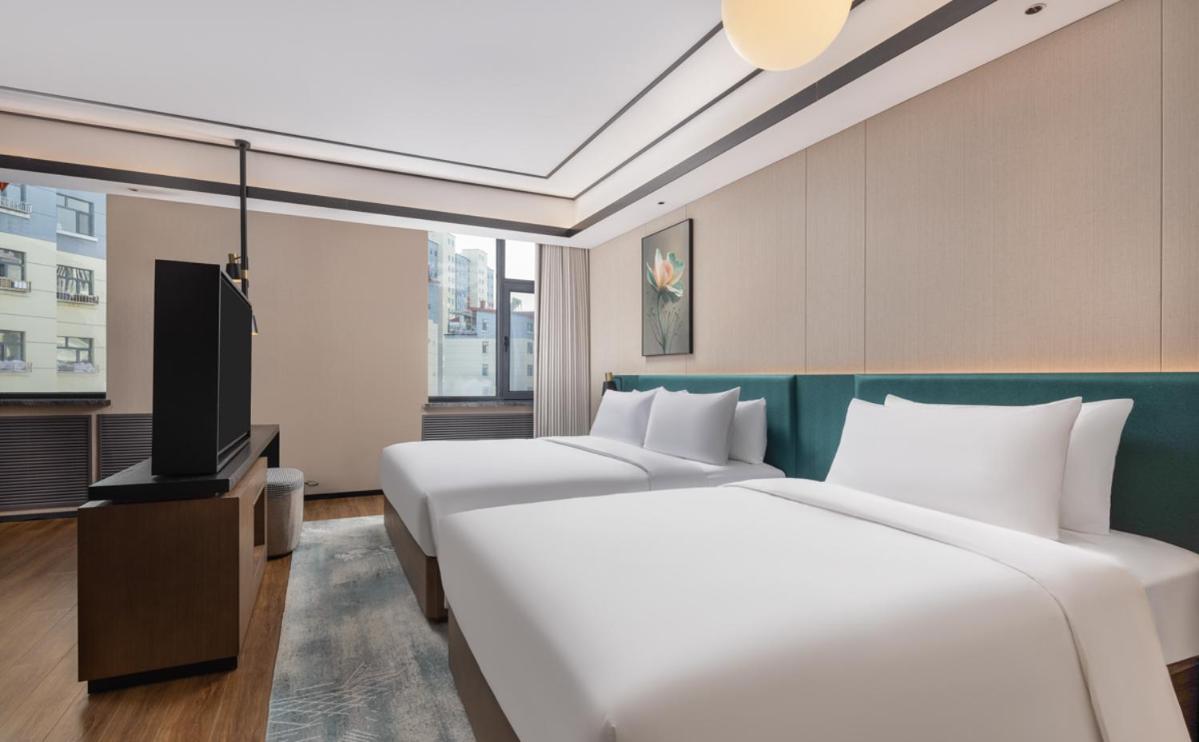 Family Room with One King Bed and One Queen Bed photo 1