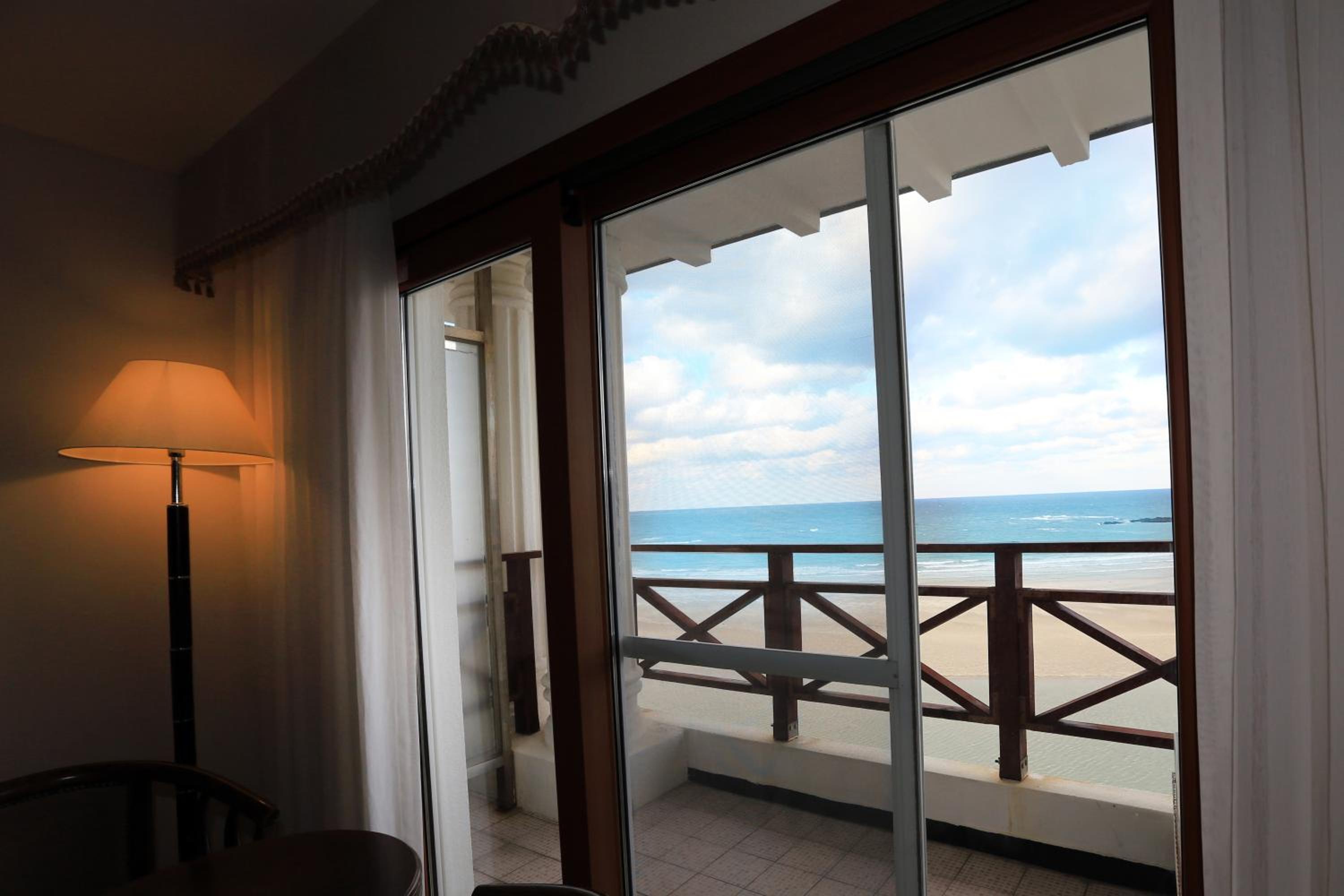 Deluxe Twin Room with Sea View - Photo 5